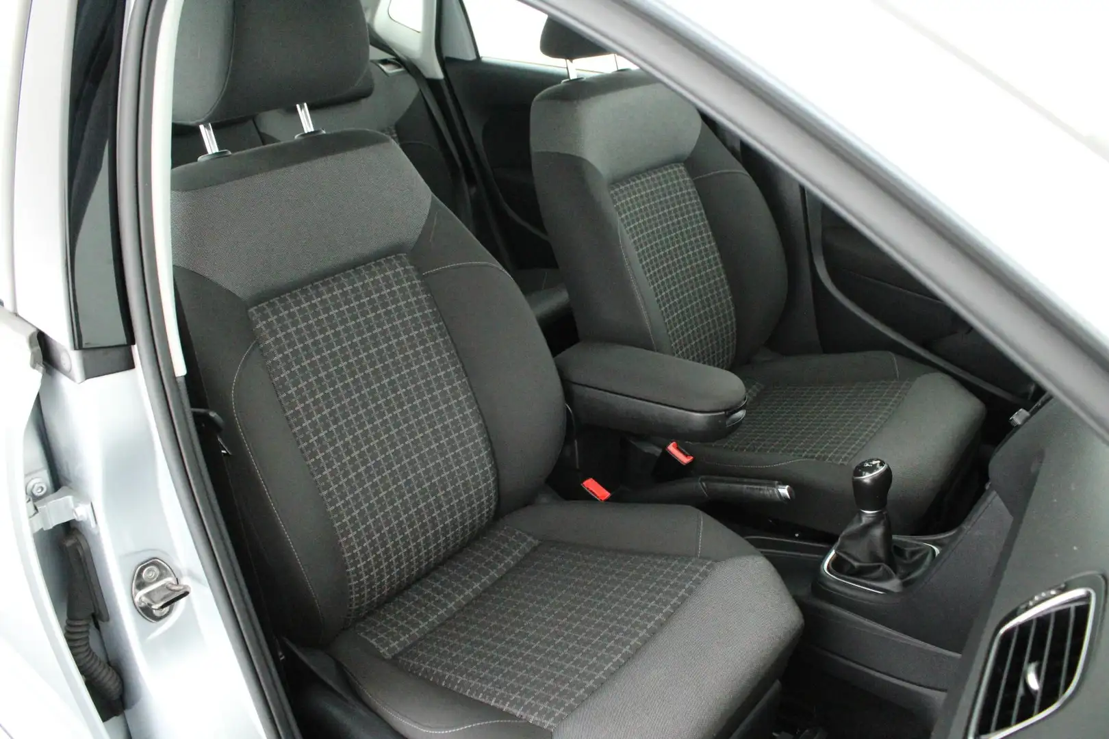 Volkswagen Polo 1.2 TSI 90pk Comfortline Trekhaak Navigatie Parkee Grijs - 2