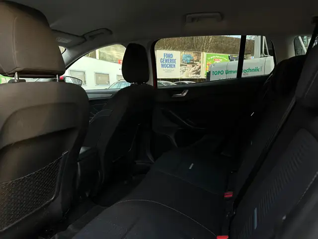Ford Focus view 12