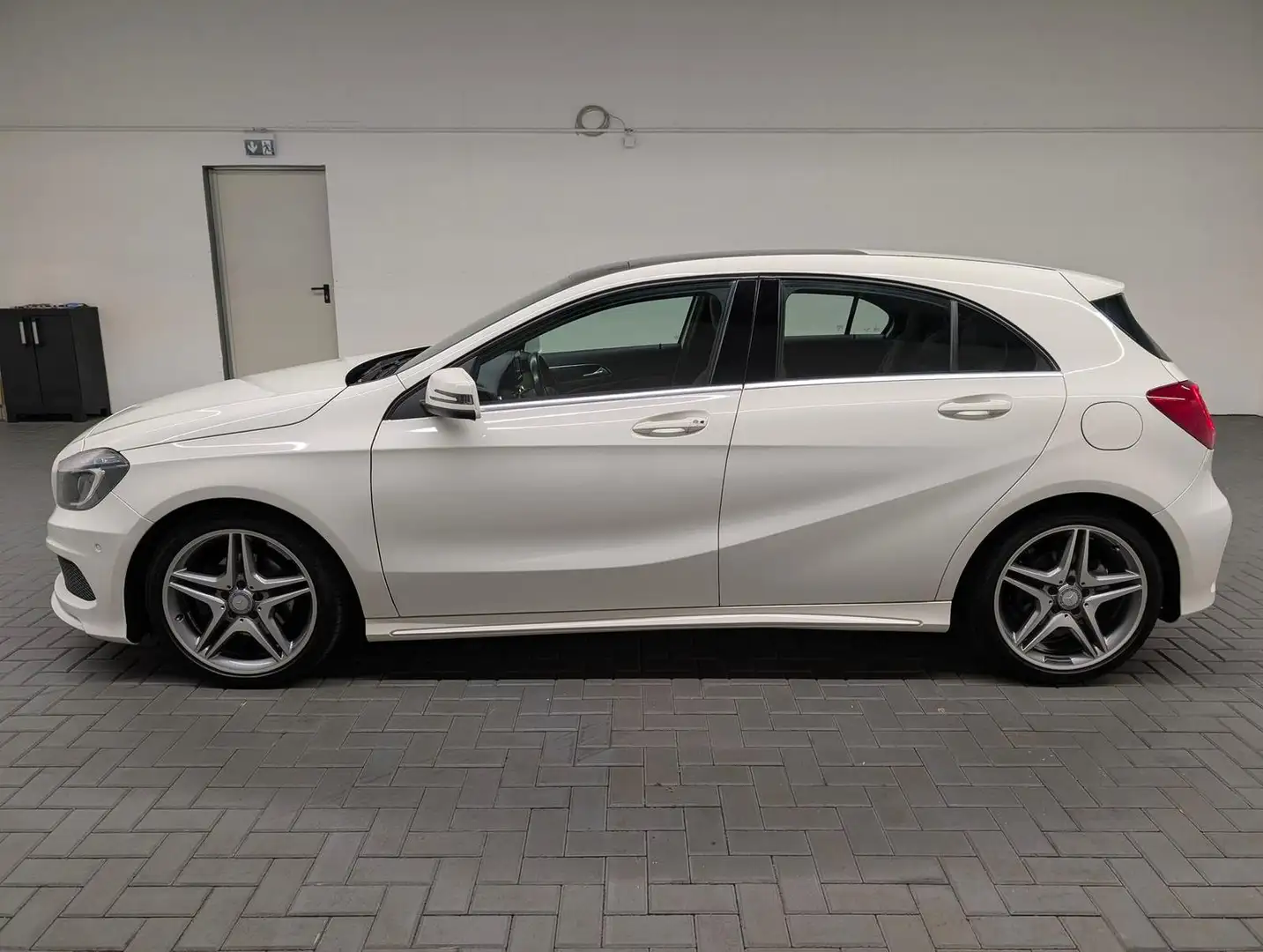 Mercedes-Benz A 200 AMG-Line Stdhzg/Xenon/Navi/Pano/SHZ/Kam Blanc - 2