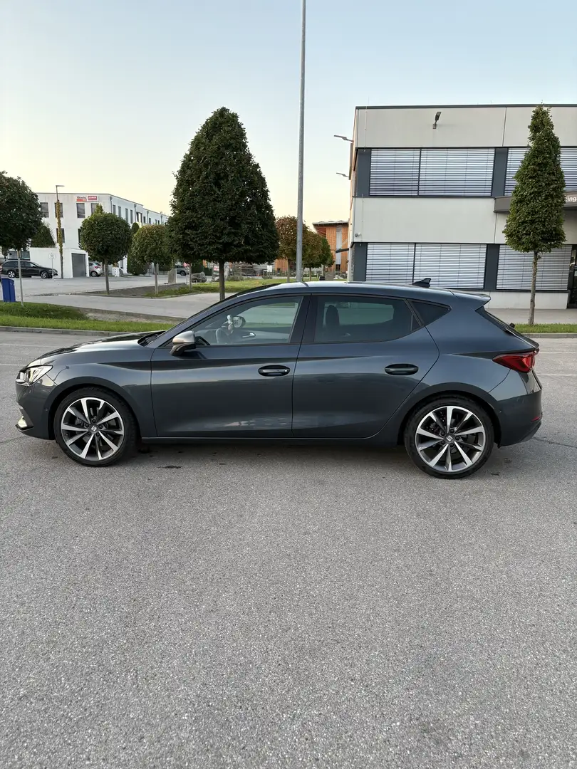 SEAT Leon L1.5 eTSI ACT 110kW FR DSG FR Grau - 2