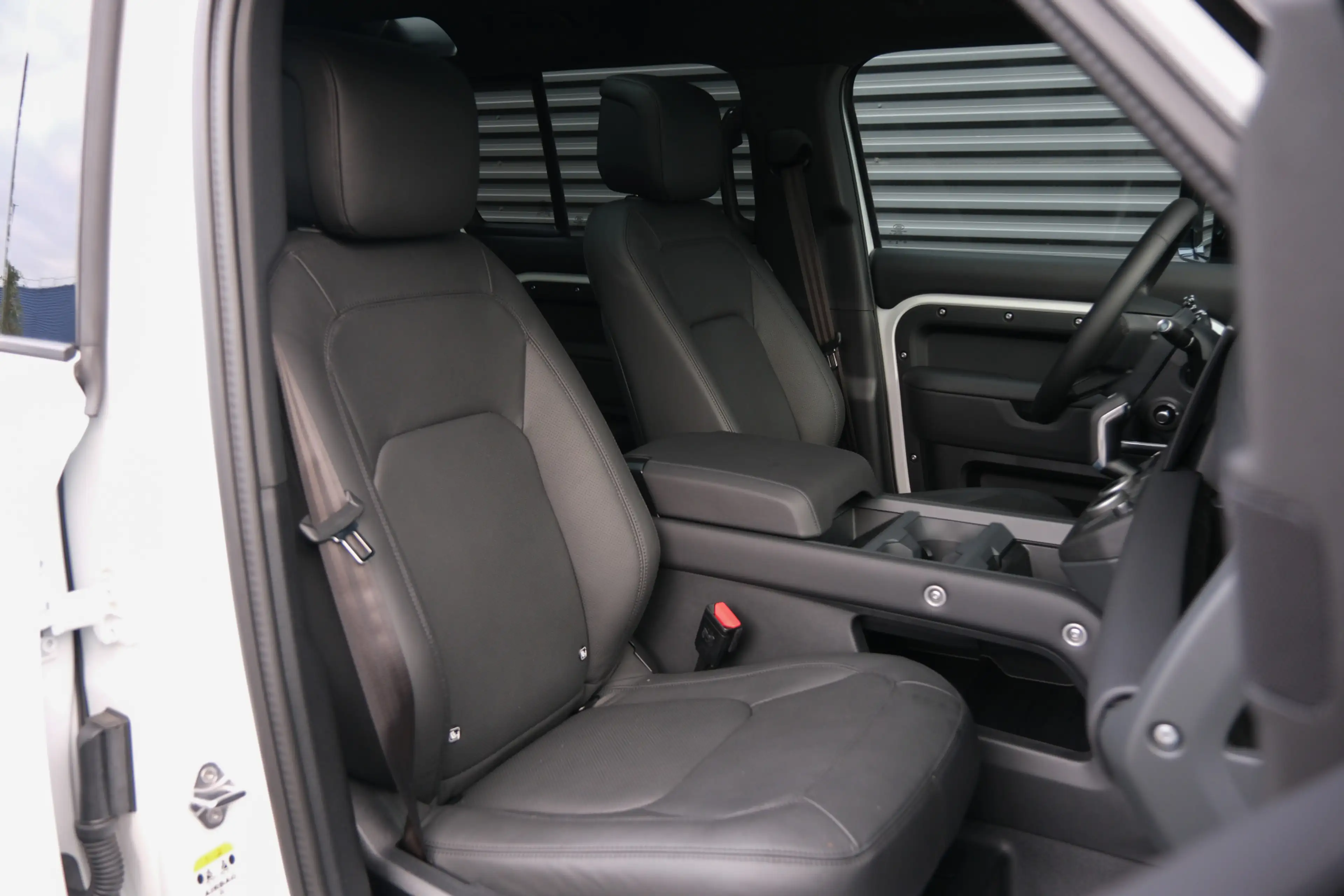 Land Rover Defender 110 2.0 P300e 110 X-Dynamic HSE | HNP € 120.079,- — photo 12