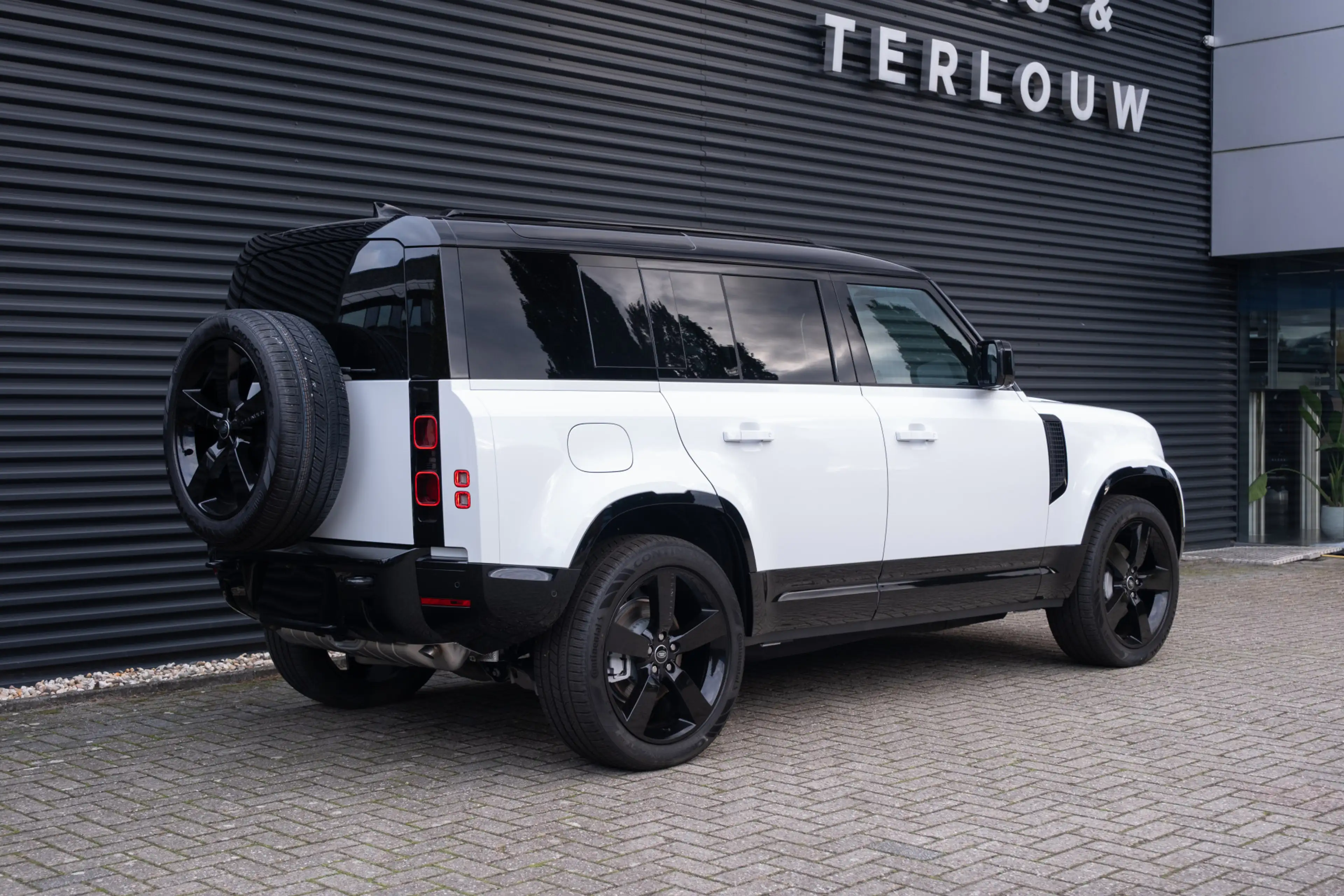 Land Rover Defender 110 2.0 P300e 110 X-Dynamic HSE | HNP € 120.079,- — photo 9