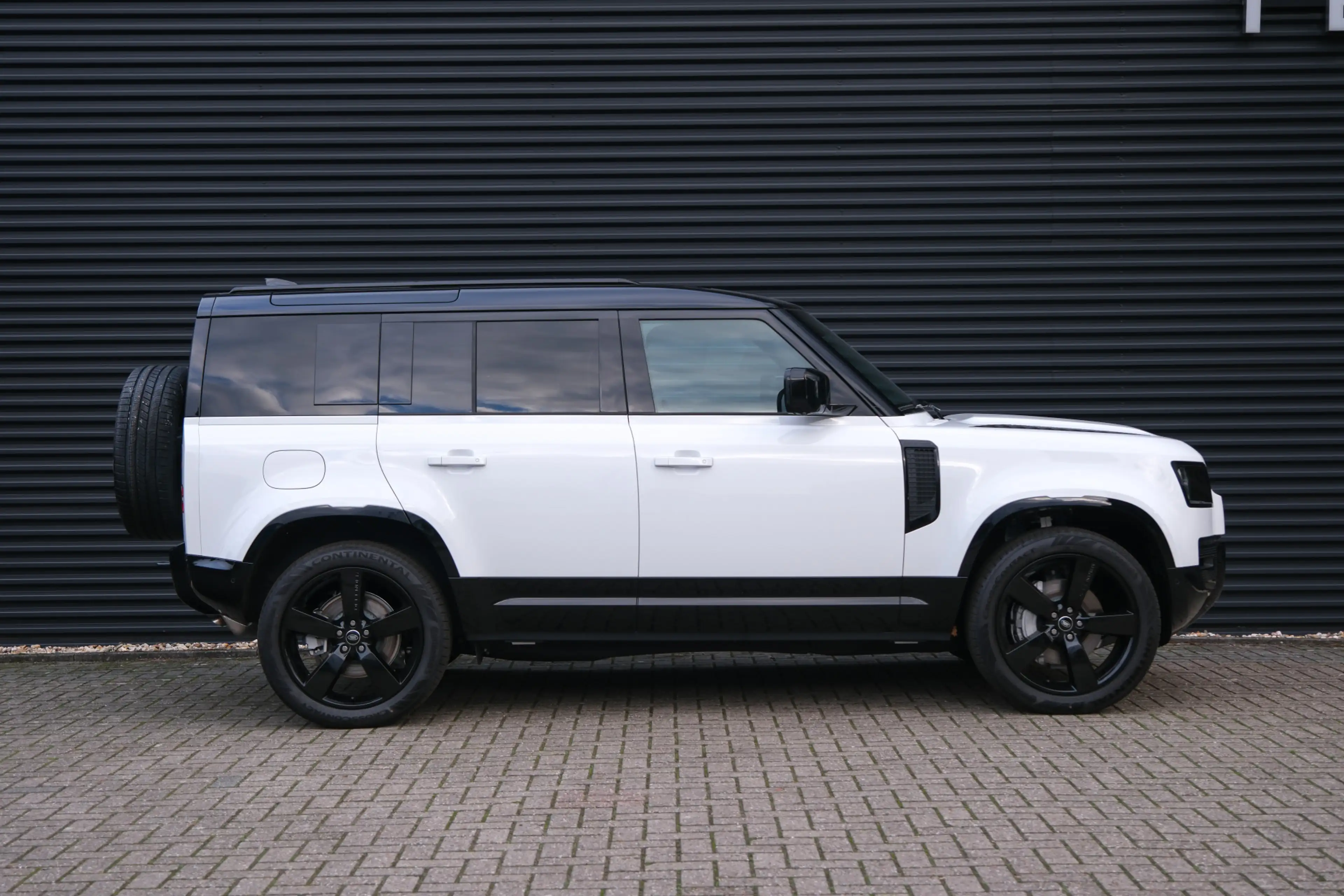Land Rover Defender 110 2.0 P300e 110 X-Dynamic HSE | HNP € 120.079,- — photo 10