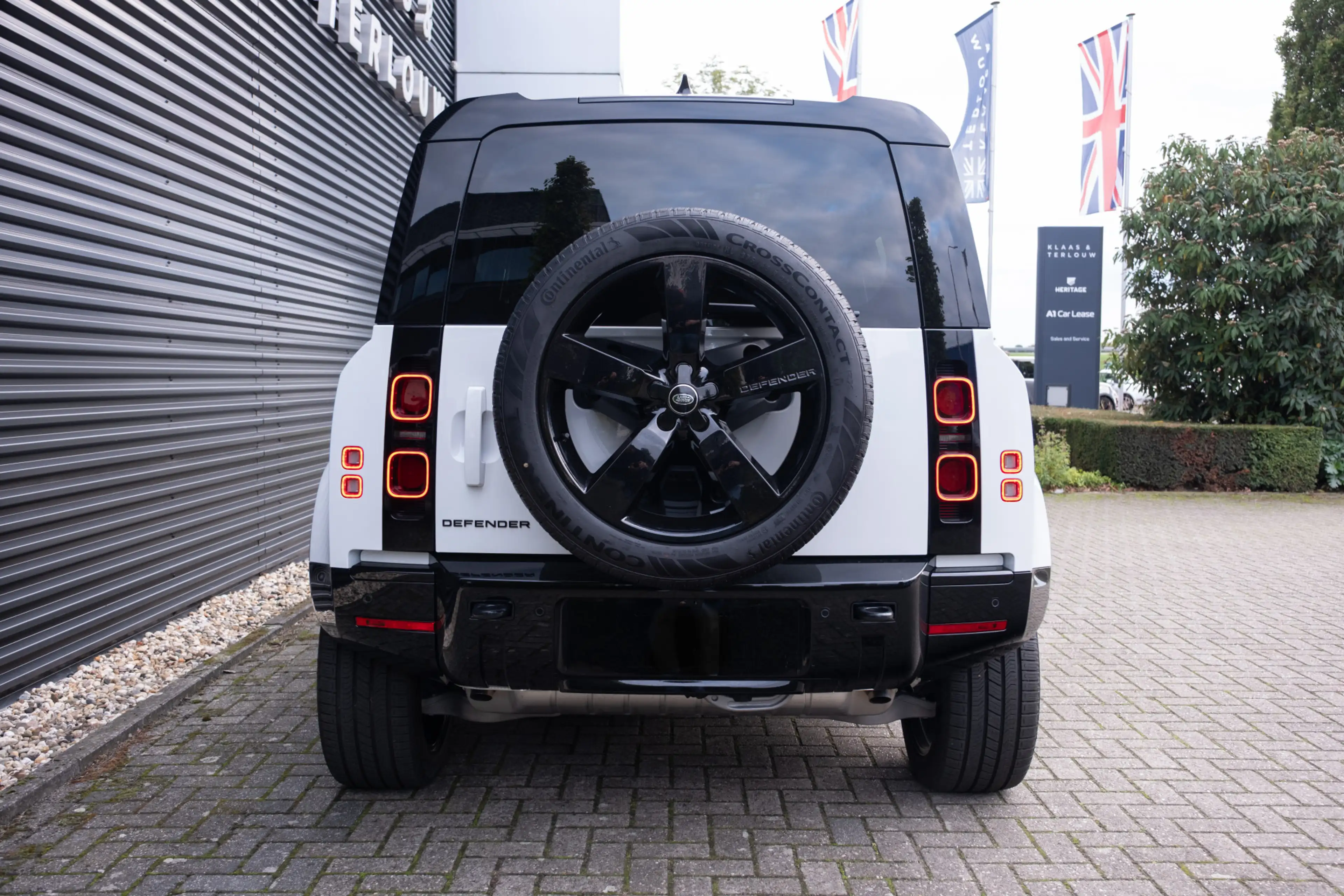 Land Rover Defender 110 2.0 P300e 110 X-Dynamic HSE | HNP € 120.079,- — photo 8