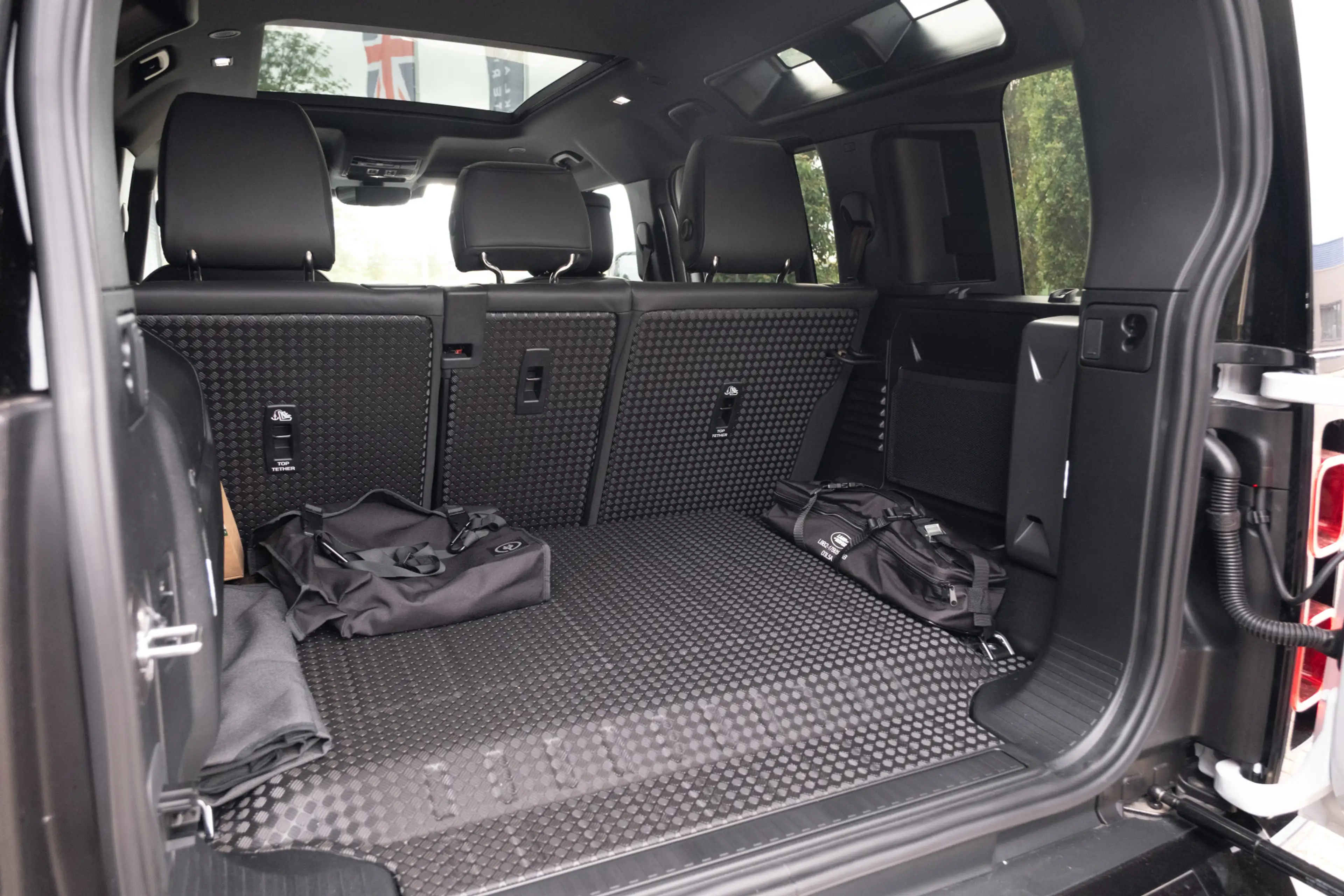 Land Rover Defender 110 2.0 P300e 110 X-Dynamic HSE | HNP € 120.079,- — photo 23