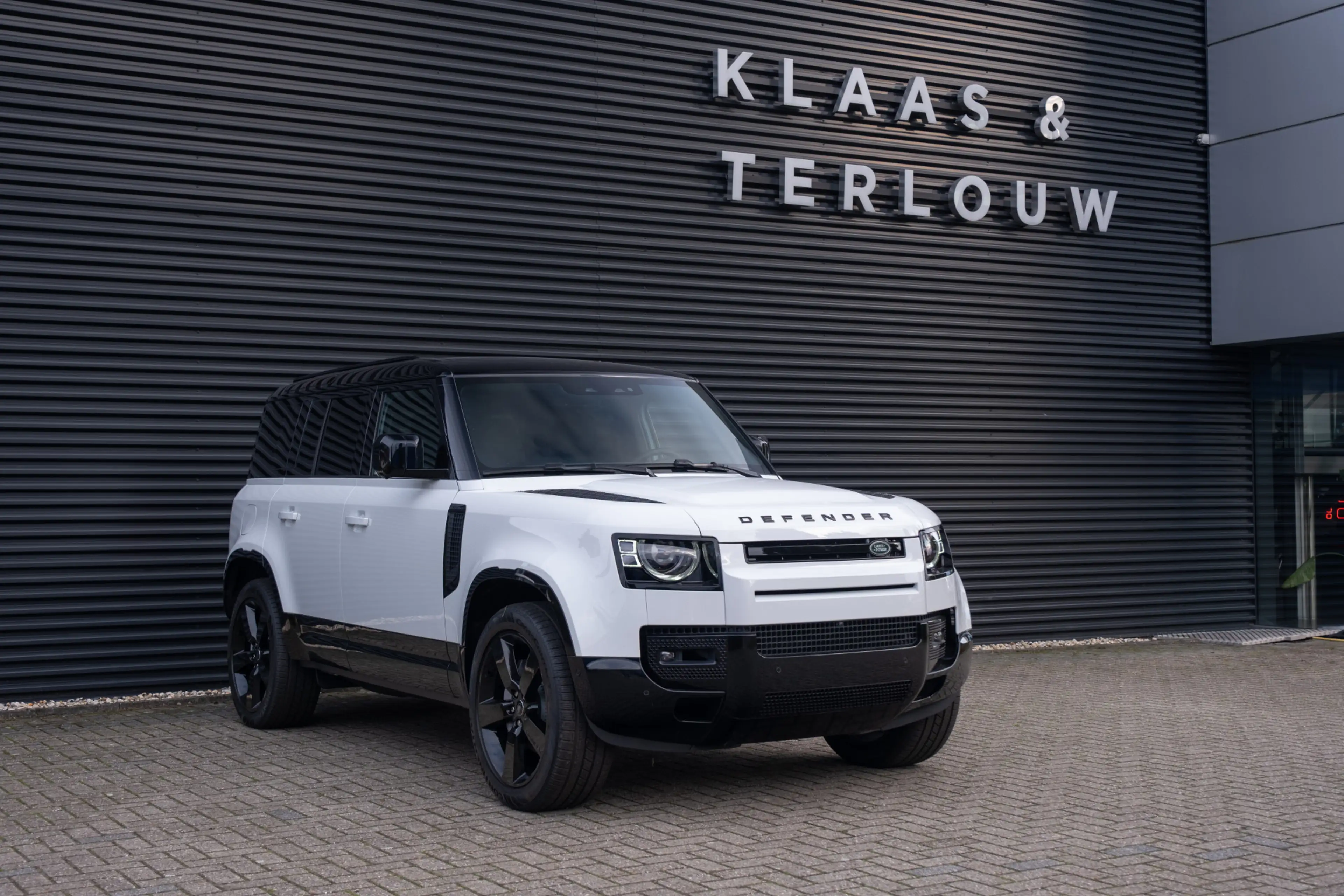 Land Rover Defender 110 2.0 P300e 110 X-Dynamic HSE | HNP € 120.079,- — photo 6