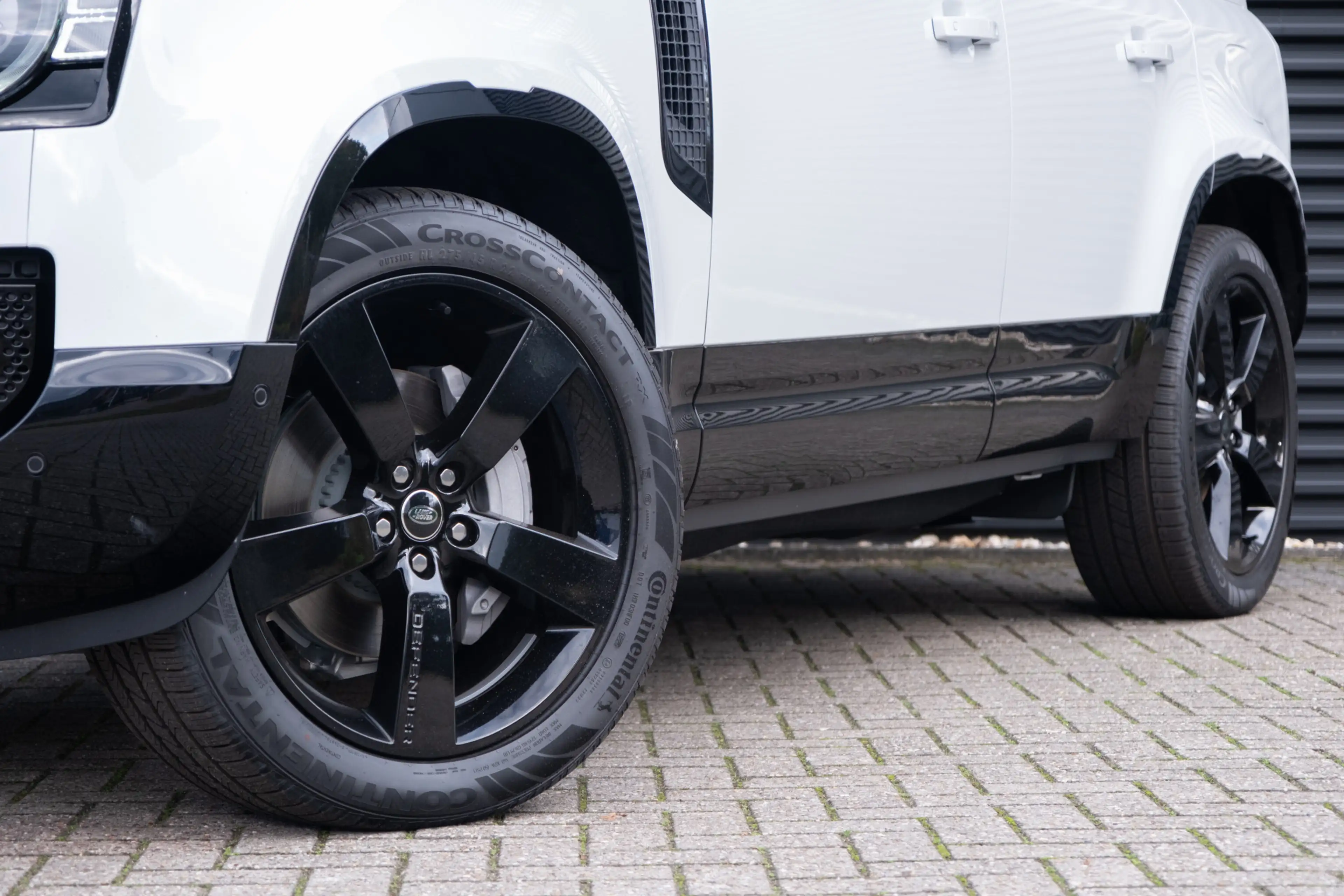 Land Rover Defender 110 2.0 P300e 110 X-Dynamic HSE | HNP € 120.079,- — photo 3