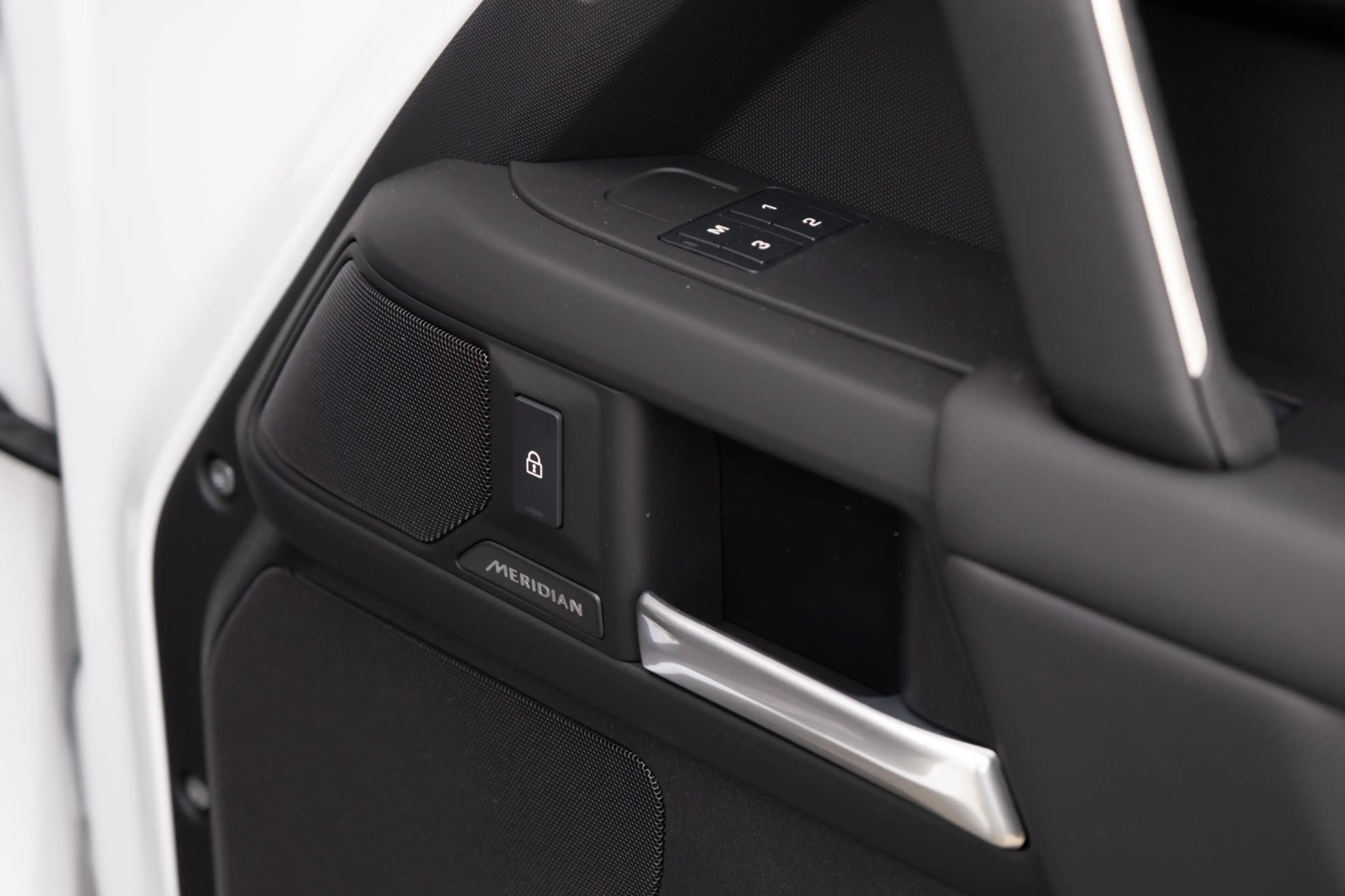 Land Rover Defender 110 2.0 P300e 110 X-Dynamic HSE | HNP € 120.079,- — photo 14