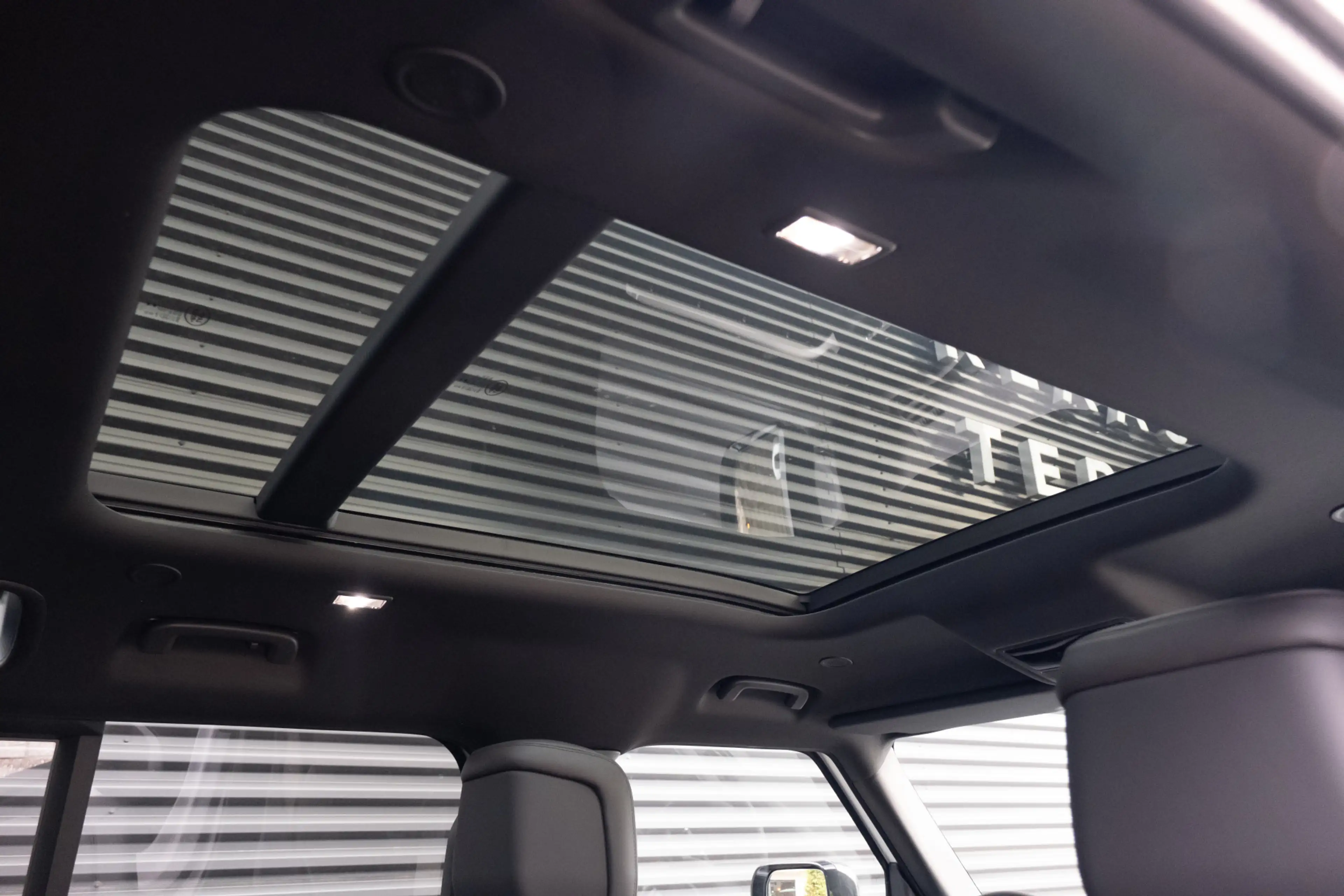 Land Rover Defender 110 2.0 P300e 110 X-Dynamic HSE | HNP € 120.079,- — photo 22