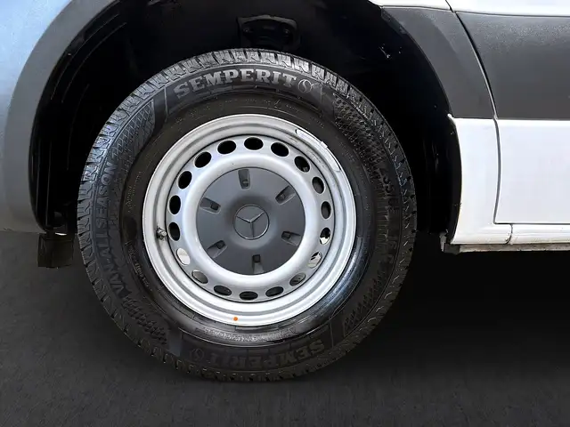 Mercedes-Benz Sprinter view 4