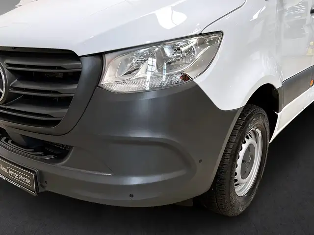 Mercedes-Benz Sprinter view 3