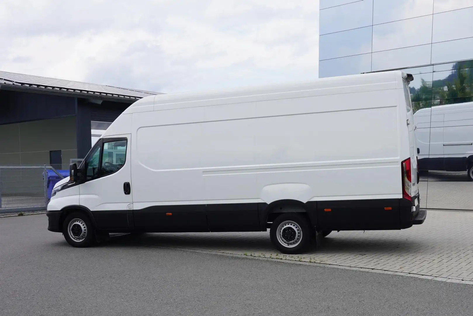 Iveco Daily 35S18V - 4100L H3 3.0L 176 PS AT Innenausbau Weiß - 2
