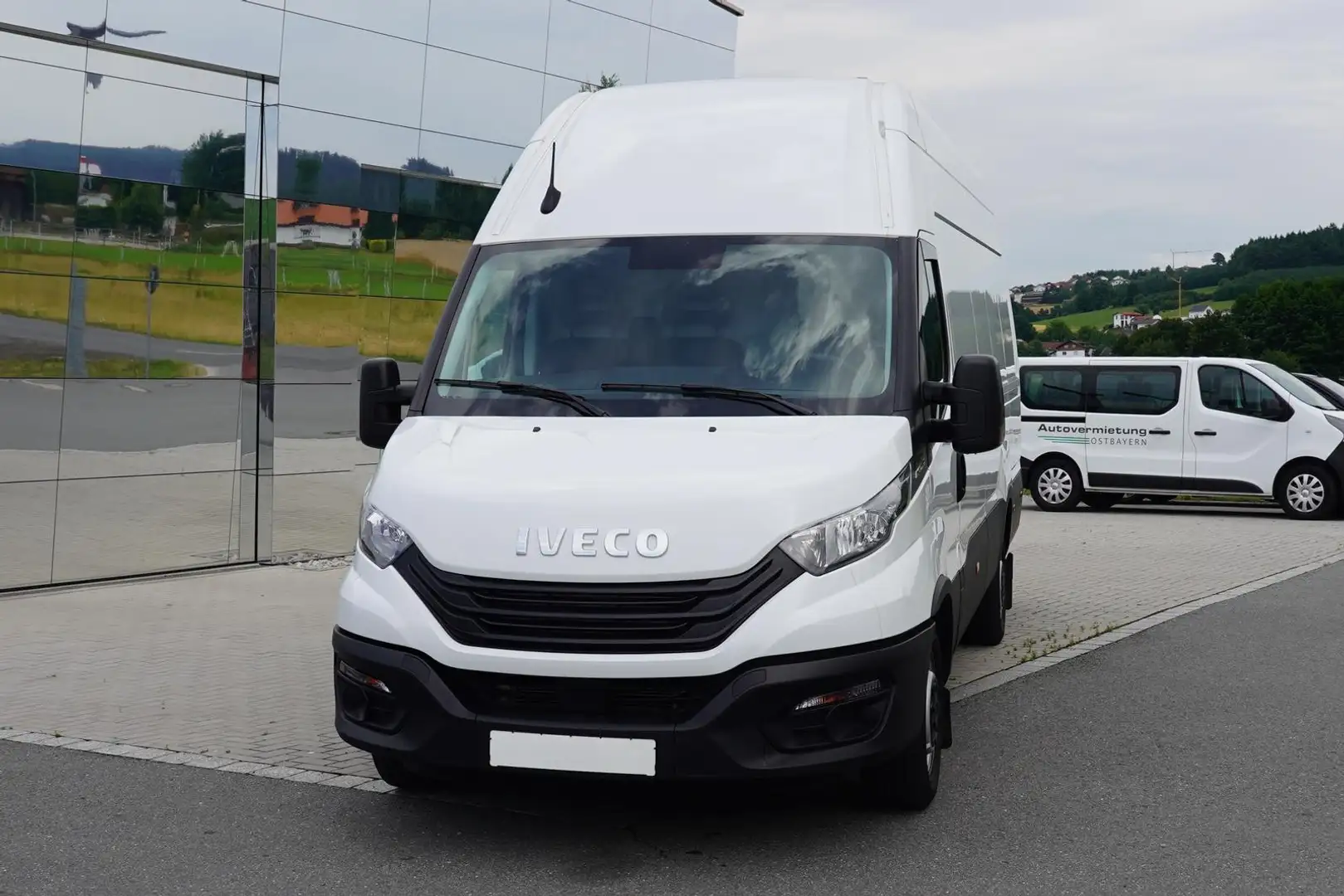 Iveco Daily 35S18V - 4100L H3 3.0L 176 PS AT Innenausbau Weiß - 1