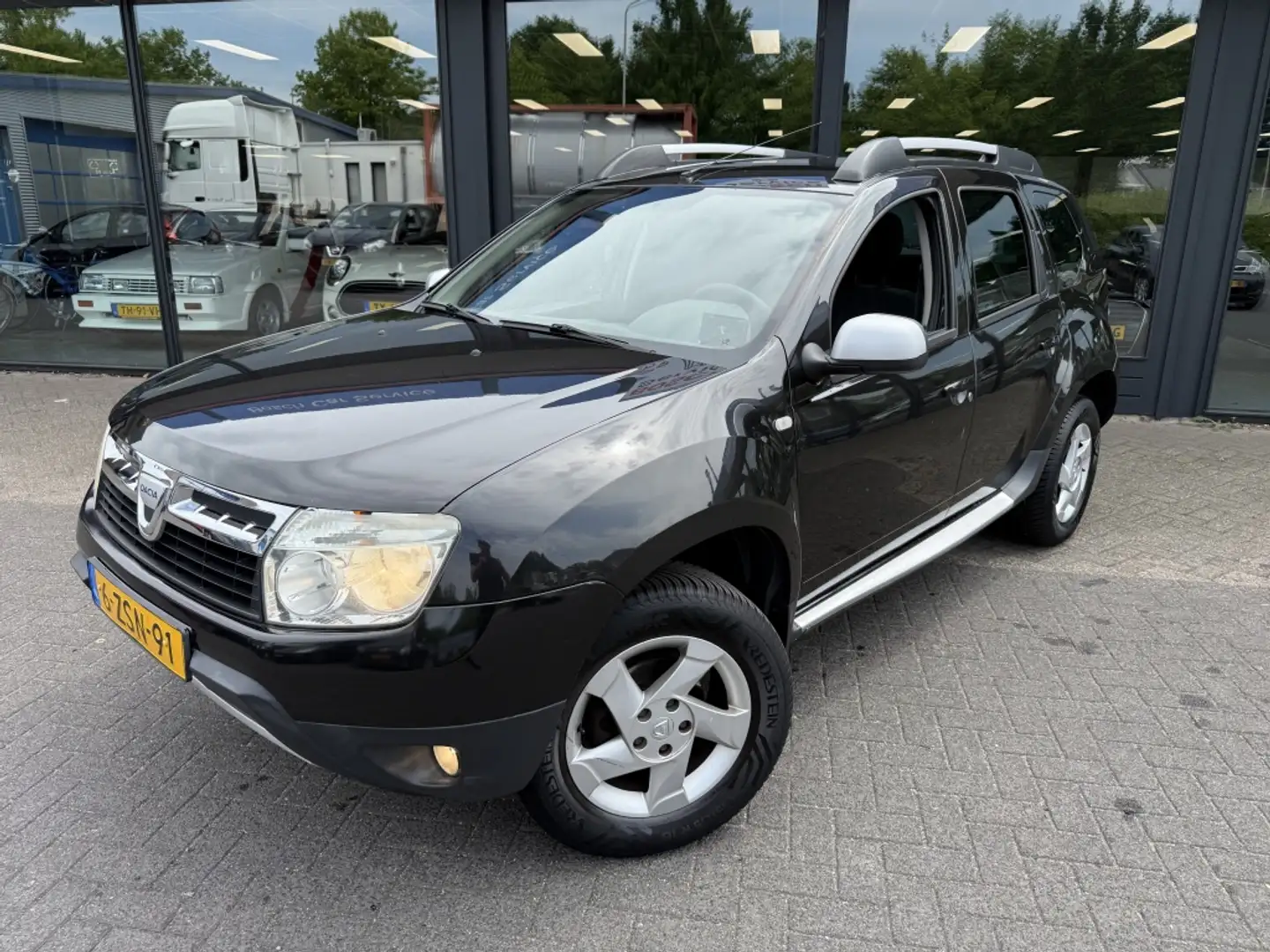 Dacia Duster 1.6 Lauréate 2wd Zwart - 1
