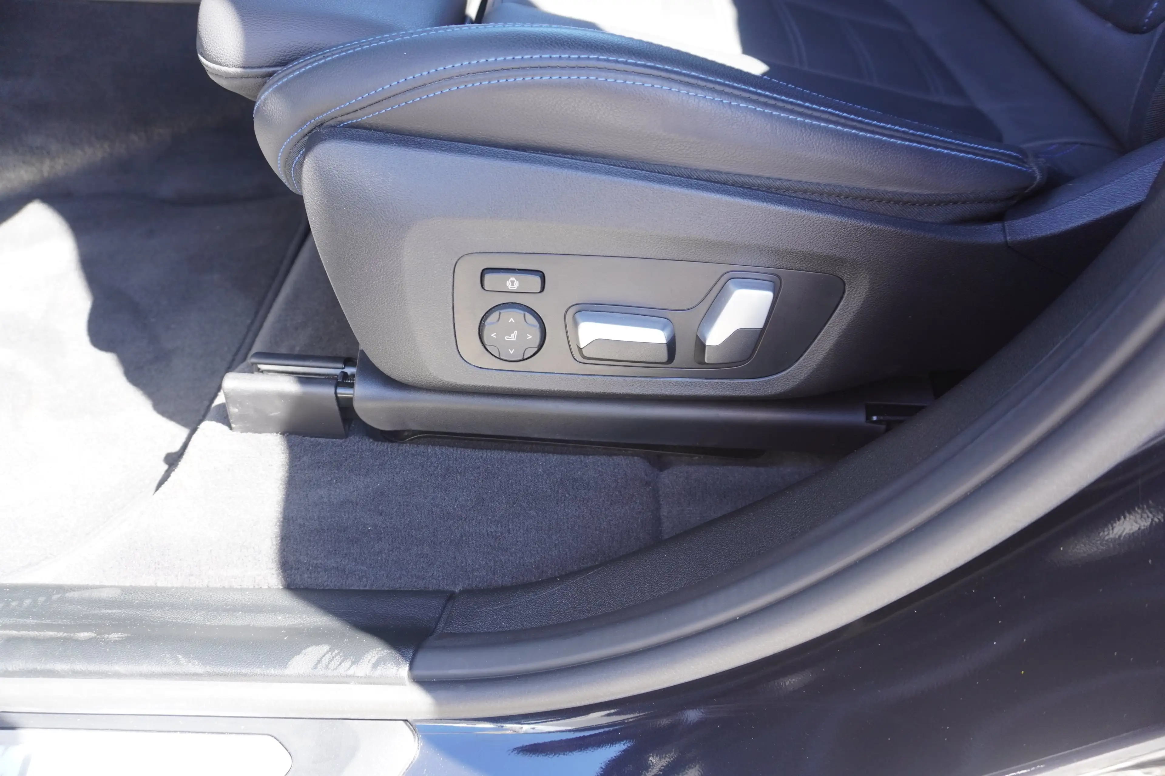 BMW iX3 M Sport — photo 13