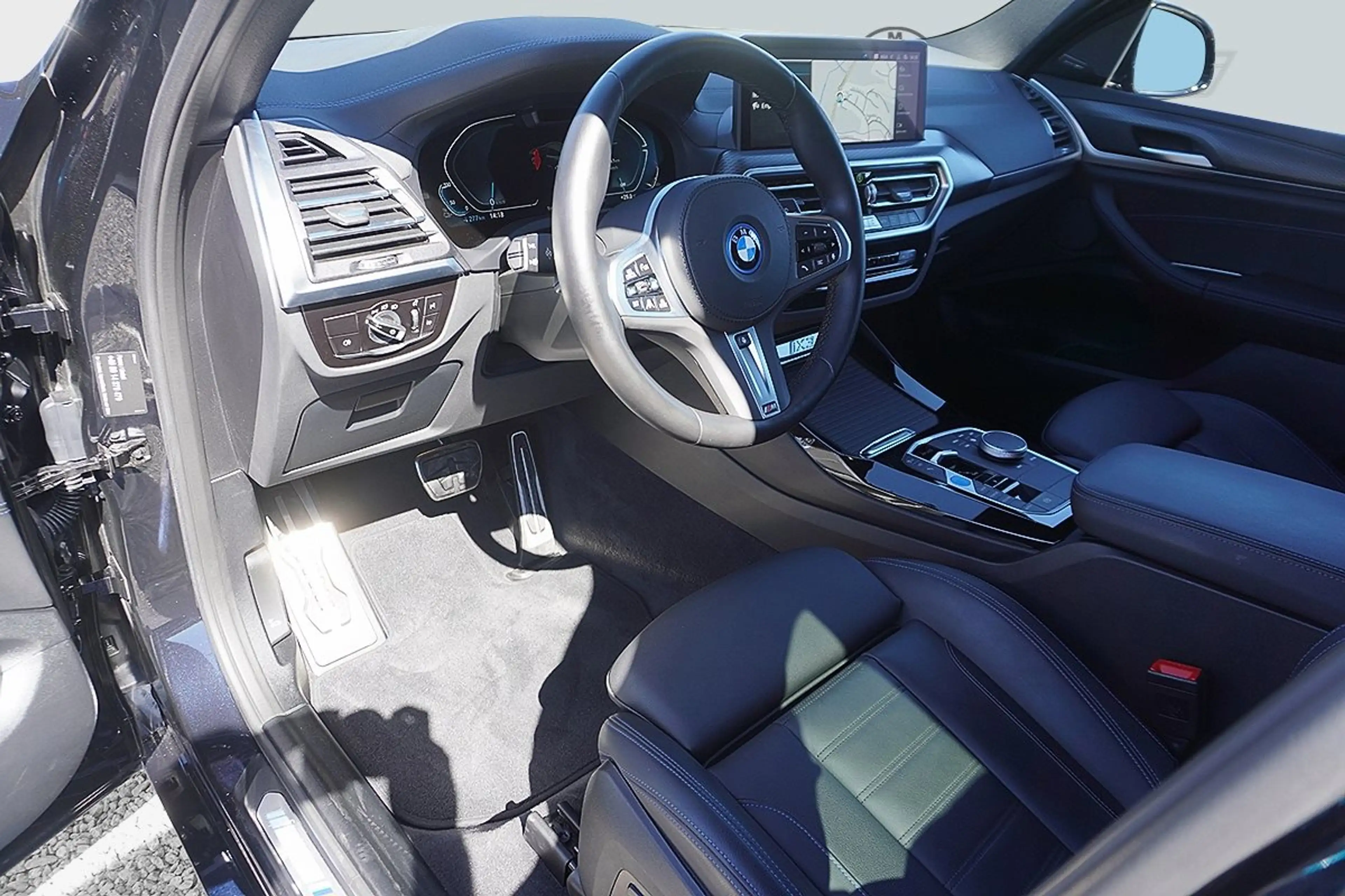 BMW iX3 M Sport — photo 3