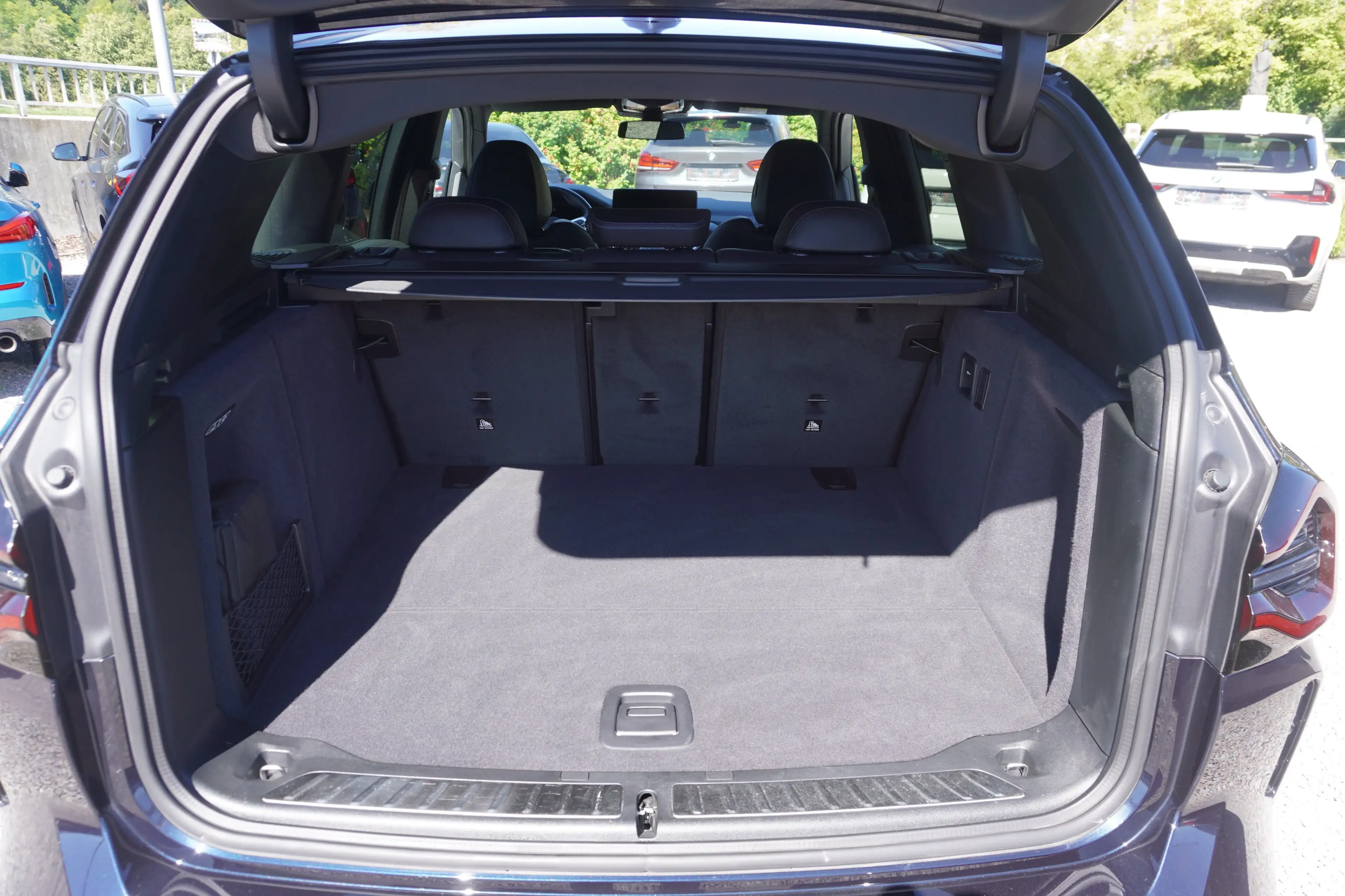 BMW iX3 M Sport — photo 9