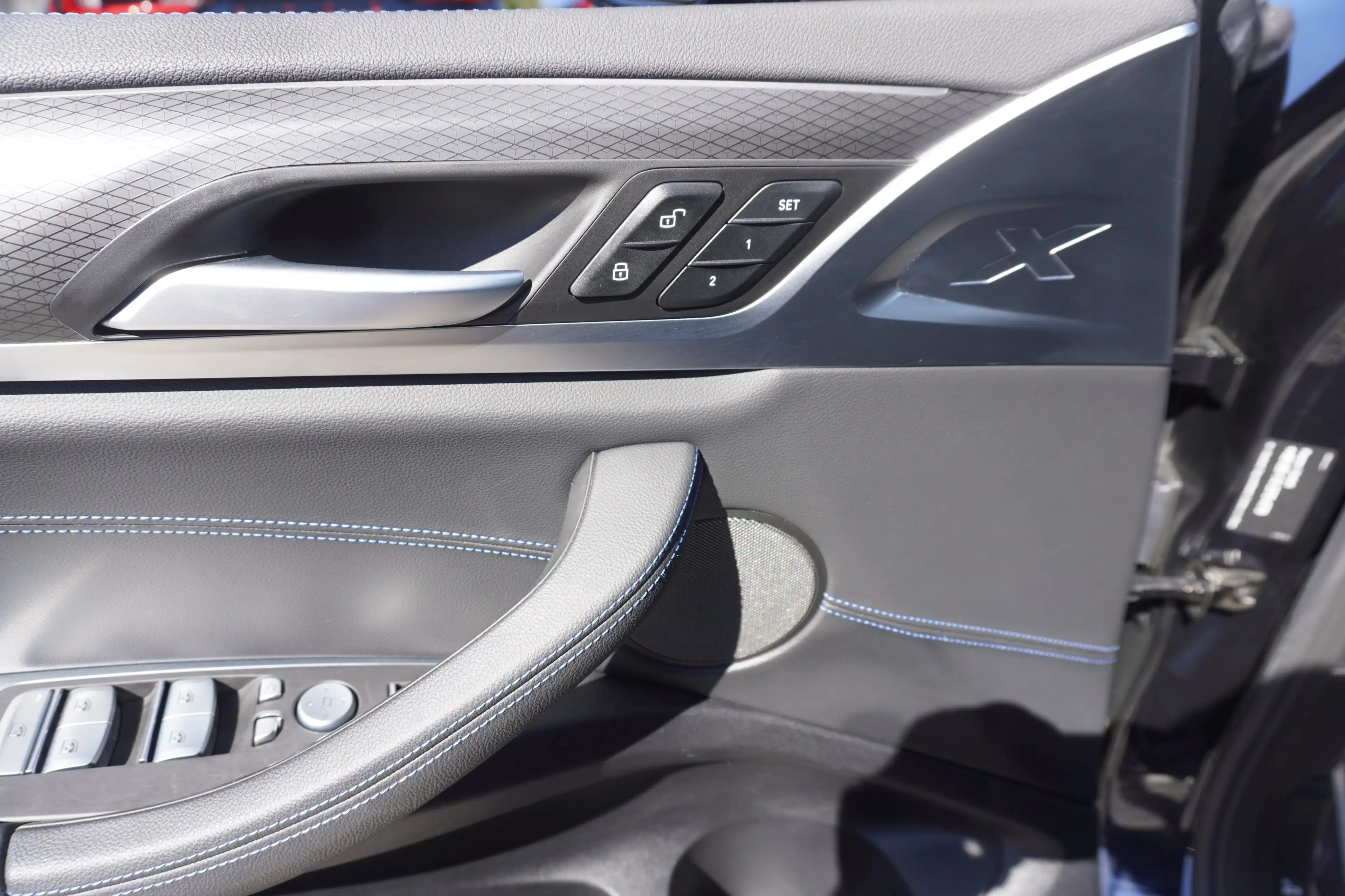 BMW iX3 M Sport — photo 12