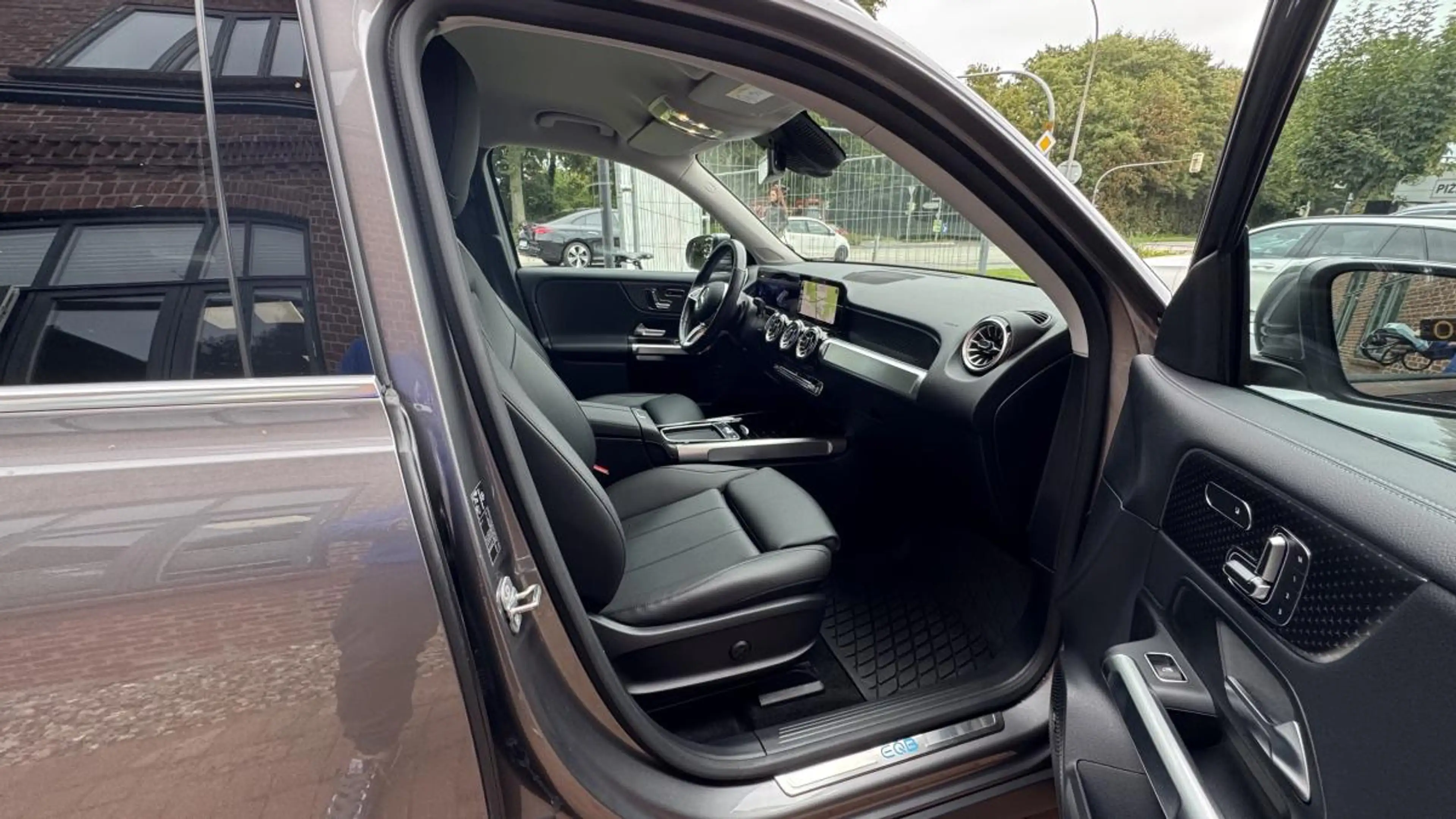 Mercedes-Benz EQB 300 EQB 300 4Matic (243.608) — photo 11