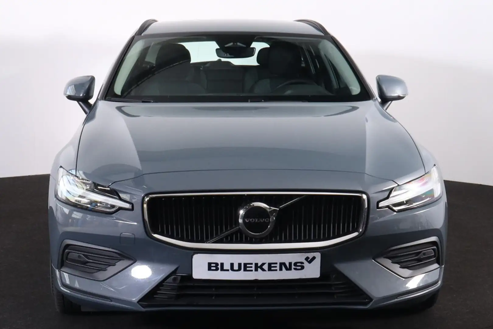 Volvo V60 B3 Essential - IntelliSafe Assist & Surround - Par Grijs - 2