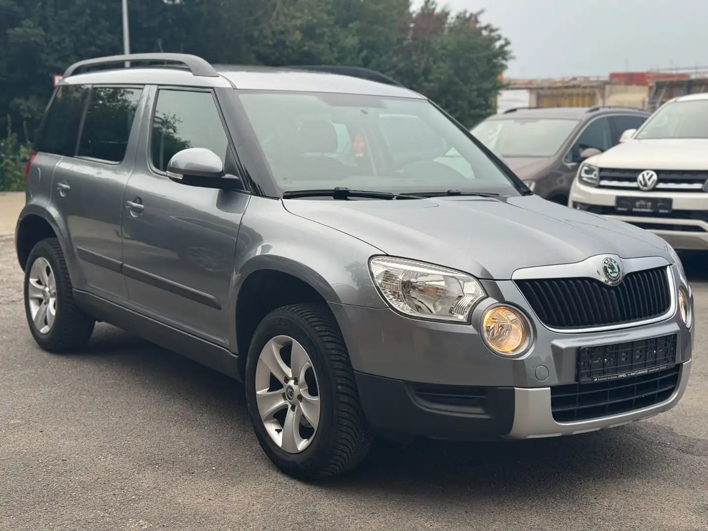 Skoda Yeti 1.2 Active Plus Edition 2.Hand Scheckheft Grau - 2