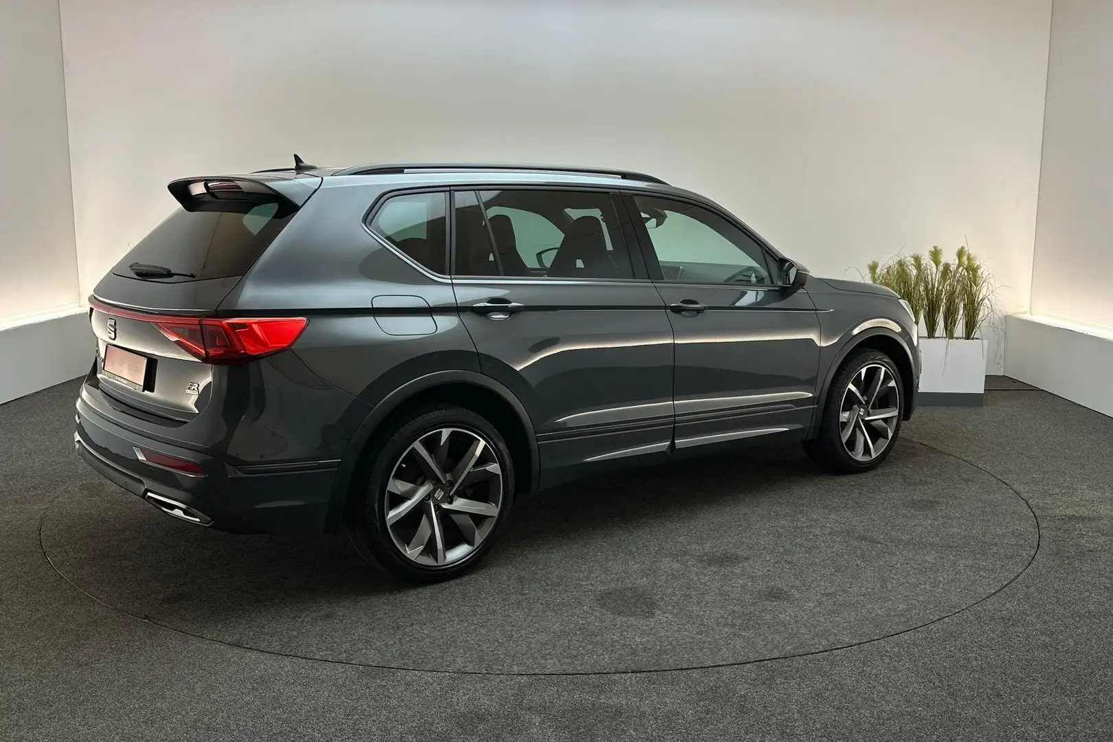 SEAT Tarraco 1.4 TSI 245pk DSG e-Hybrid PHEV FR Business Intens Grijs - 2