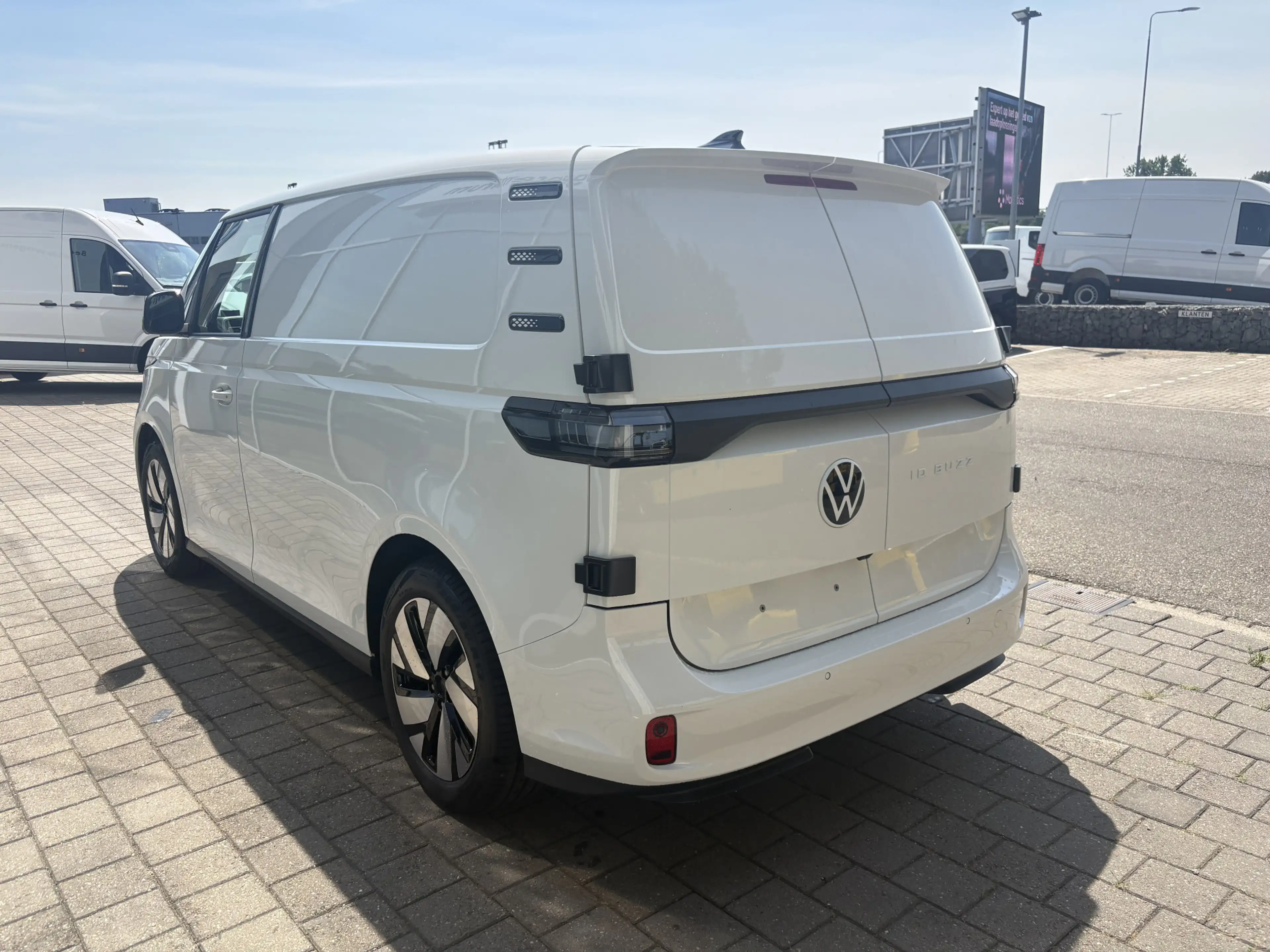 Volkswagen ID. Buzz Cargo Bulli Limited Edition 286PK | Trekhaak | App Conne — photo 8