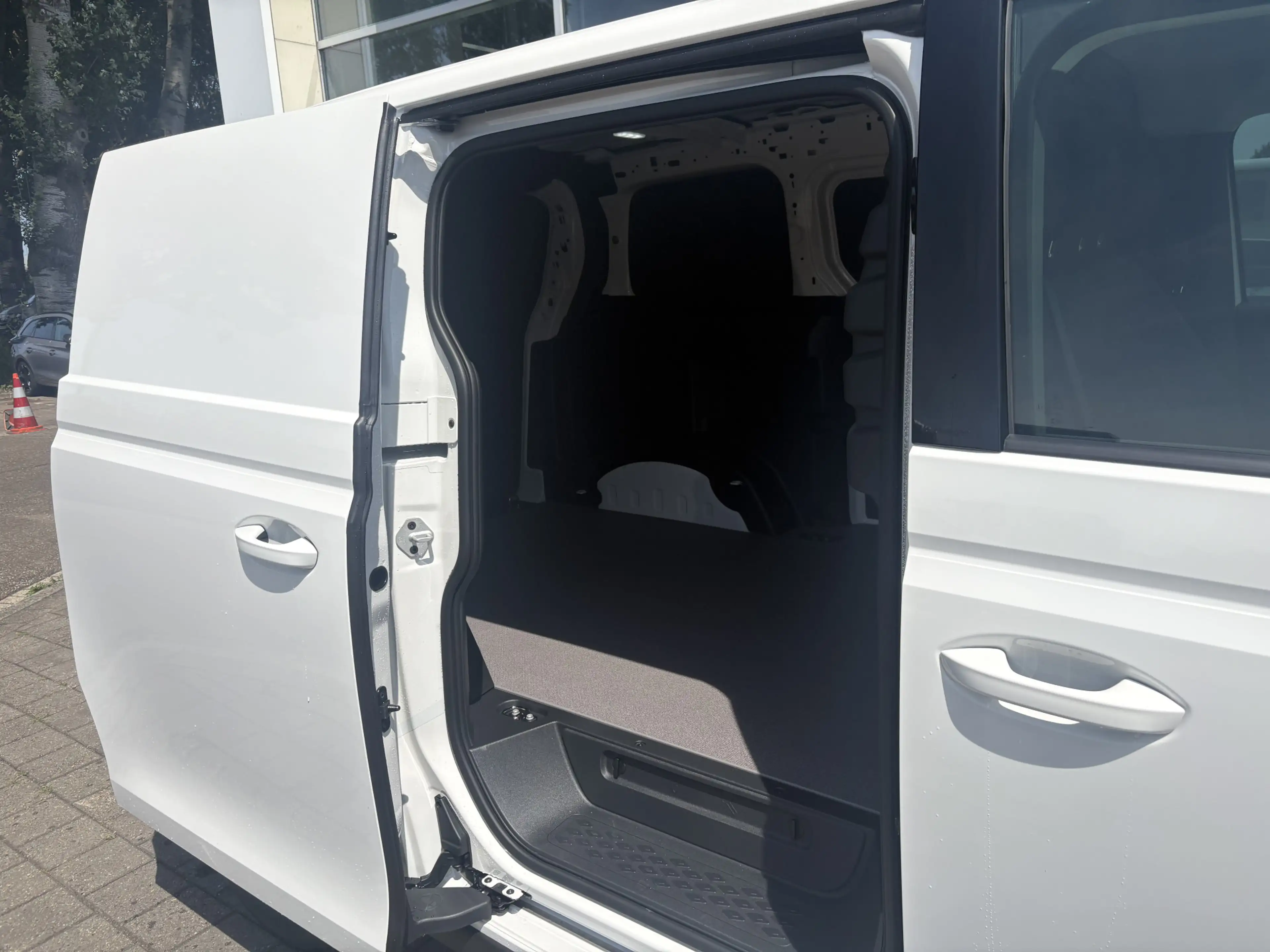 Volkswagen ID. Buzz Cargo Bulli Limited Edition 286PK | Trekhaak | App Conne — photo 13