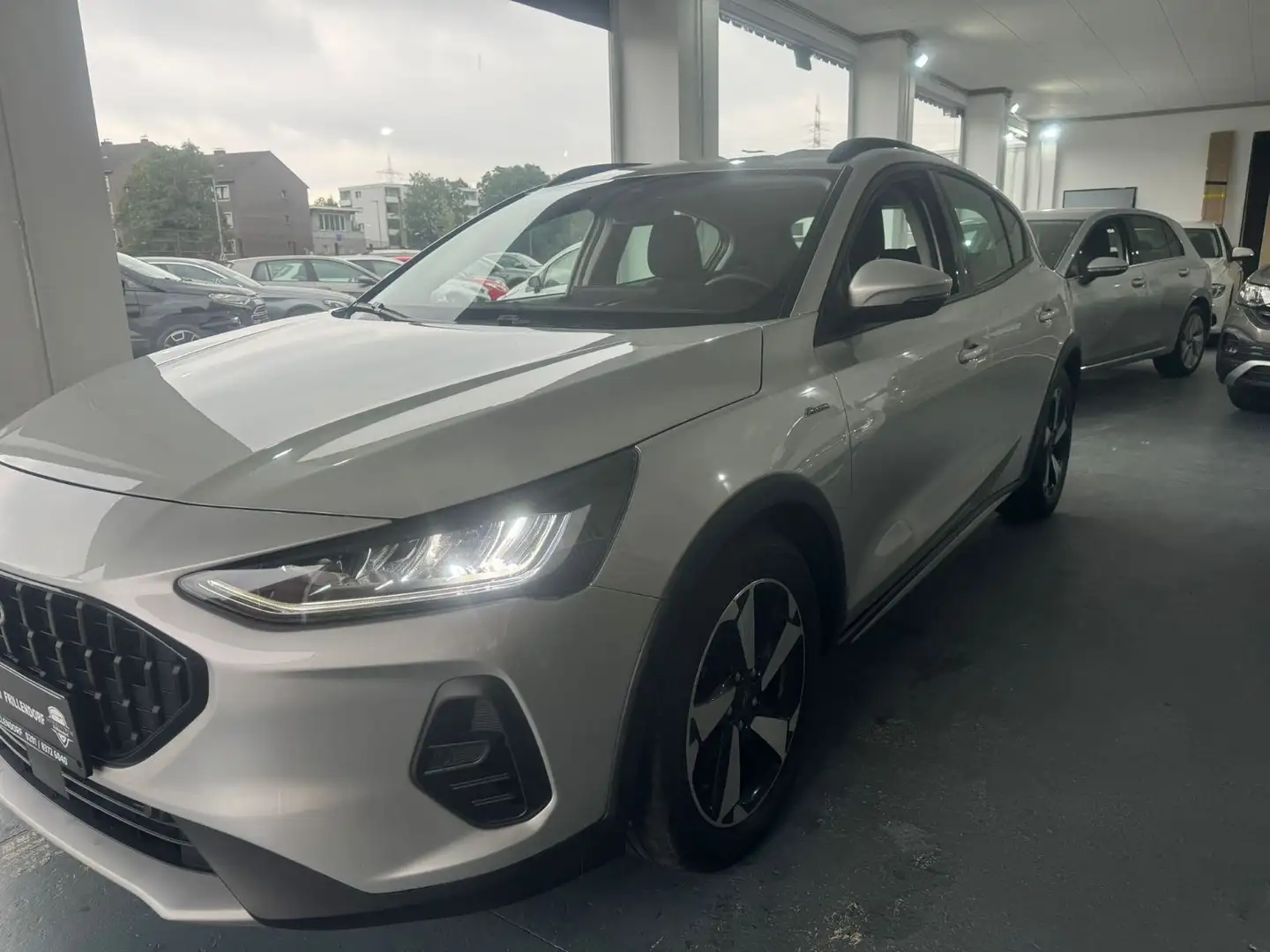 Ford Focus Lim.Active HYBRID AUTOMATIK/NAVI/LED!! Silber - 1