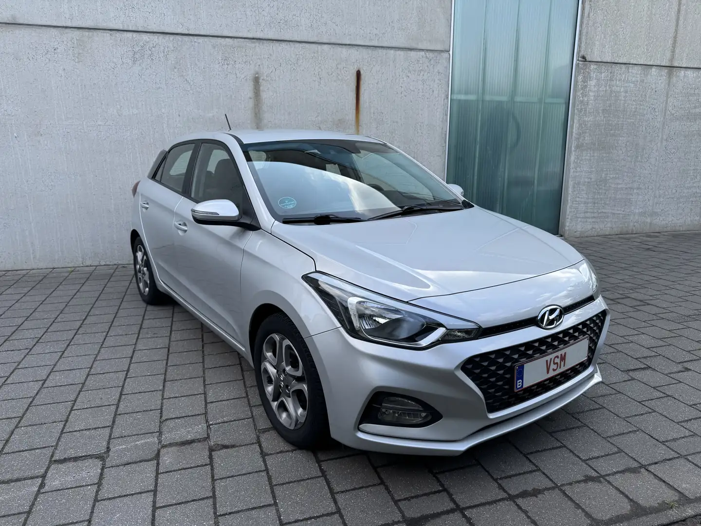 Hyundai i20 1.2i Twist Techno Pack Argent - 1