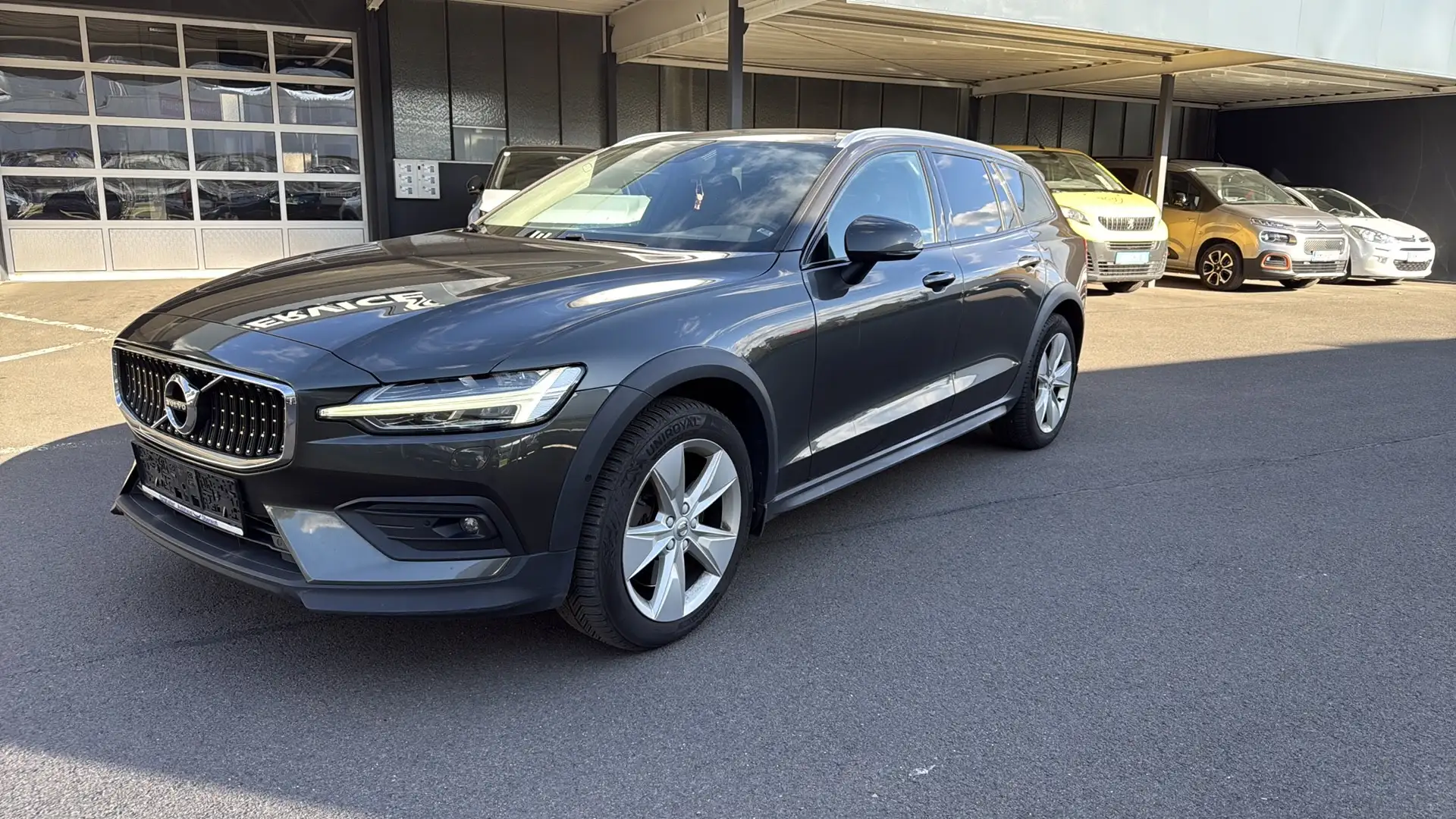 Volvo V60 Cross Country Pro AWD Braun - 1