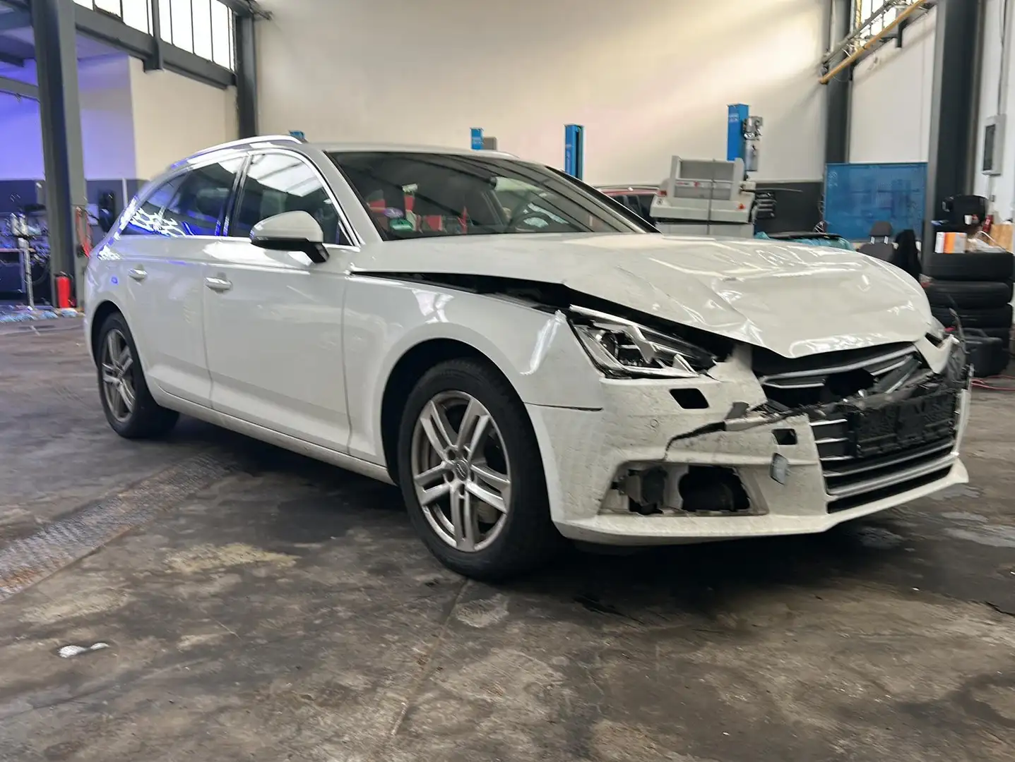 Audi A4 2.0 TSI Digital Tacho Automatik Weiß - 1