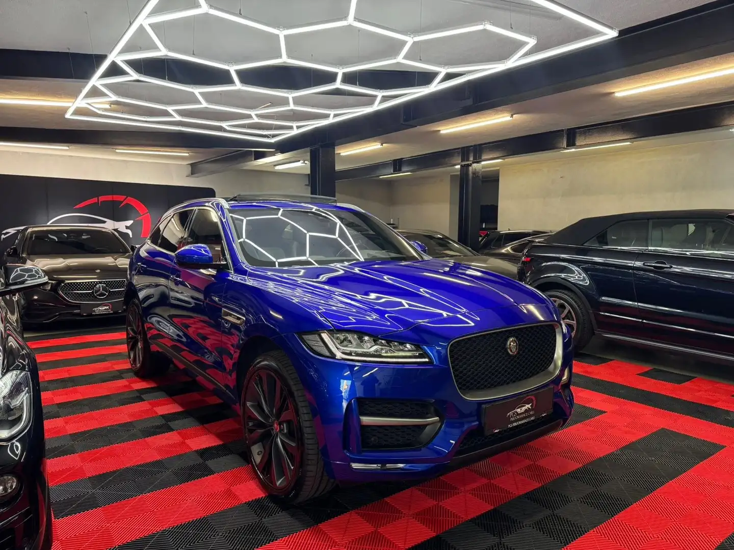 Jaguar F-Pace R-Dynamic/Panorama/Leder Blau - 1