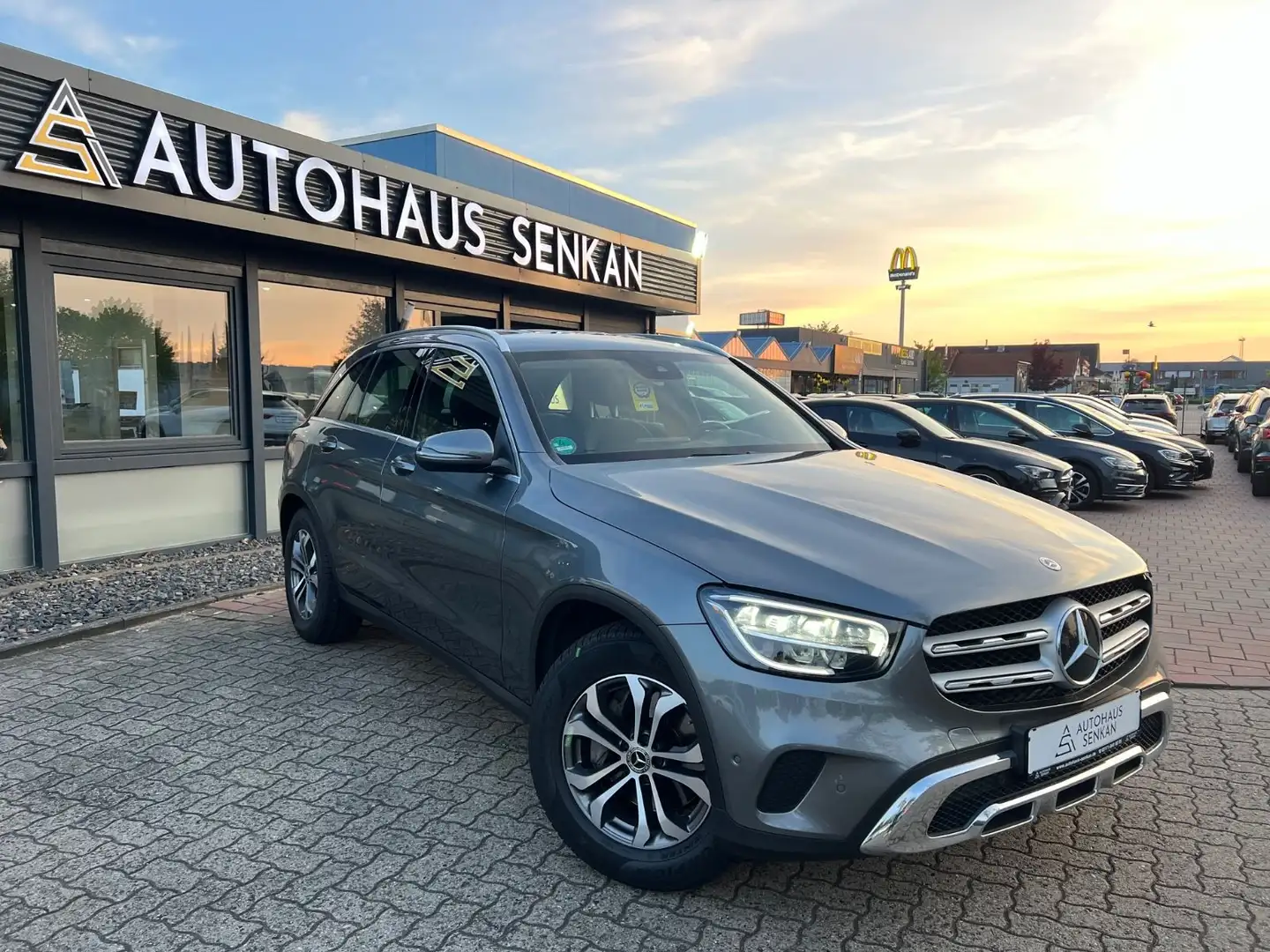 Mercedes-Benz GLC 300 d 4Matic*R-CAM*AHK*LEDER*NAVI*LED* Szary - 1