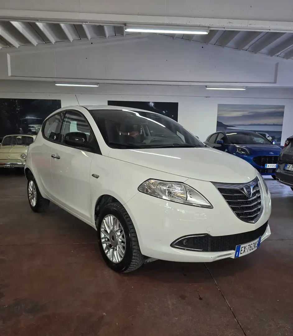 Lancia Ypsilon 0.9 Gold ecochic metano 80cv E6 Bianco - 1