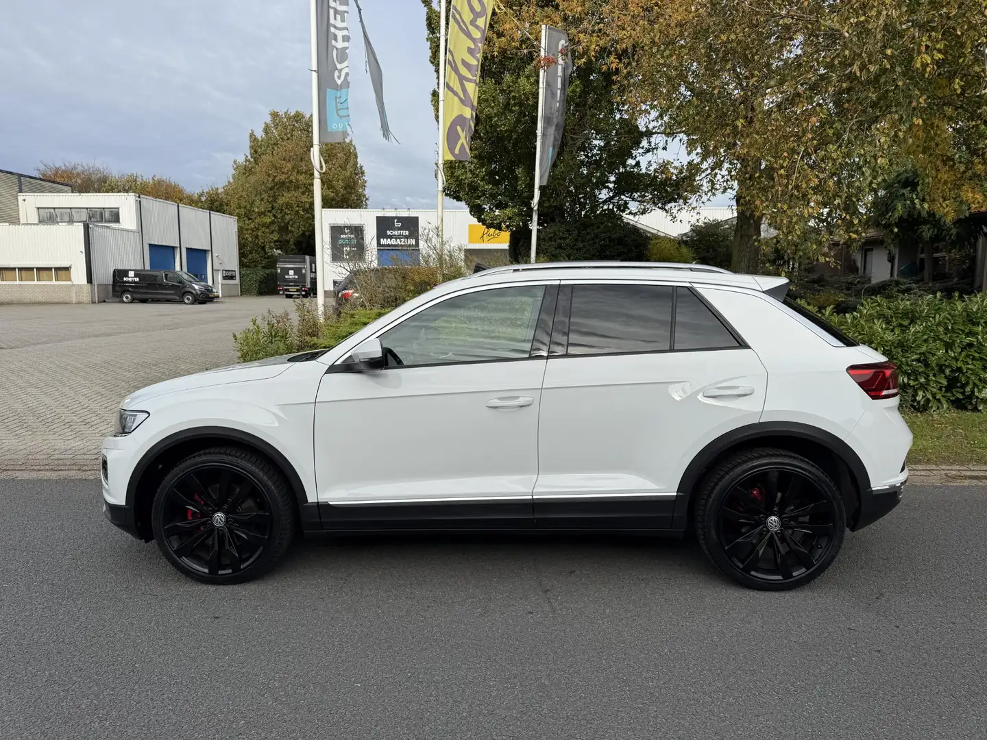 Volkswagen T-Roc 1.5 TSI 150PK DSG Sport•Pano•Trekhaak Wit - 2