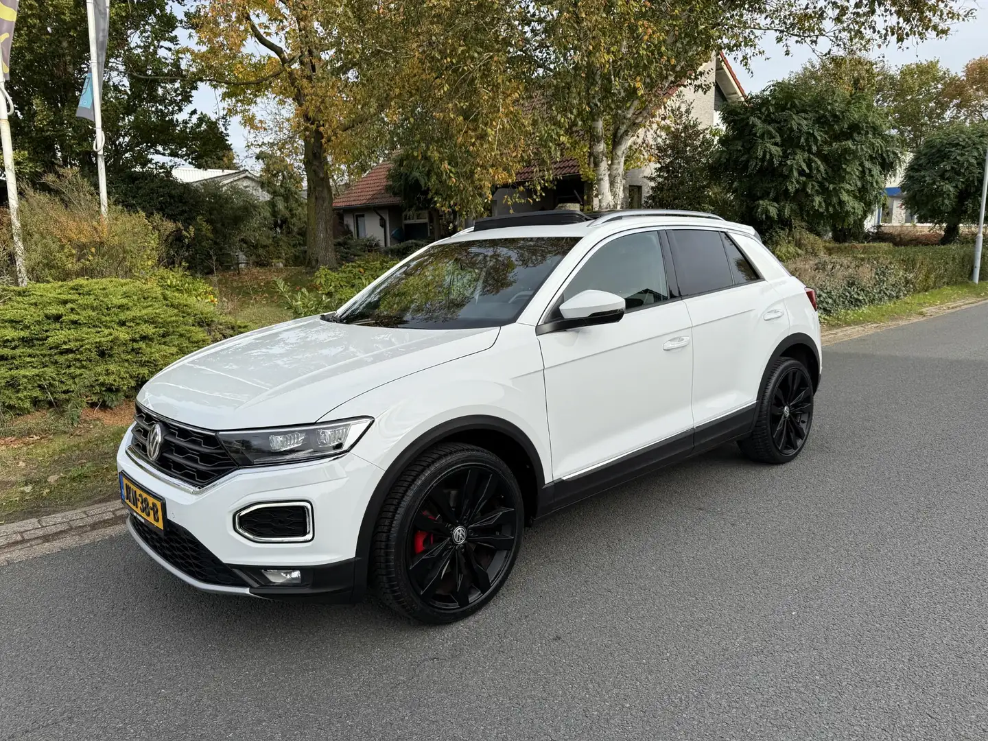Volkswagen T-Roc 1.5 TSI 150PK DSG Sport•Pano•Trekhaak Wit - 1
