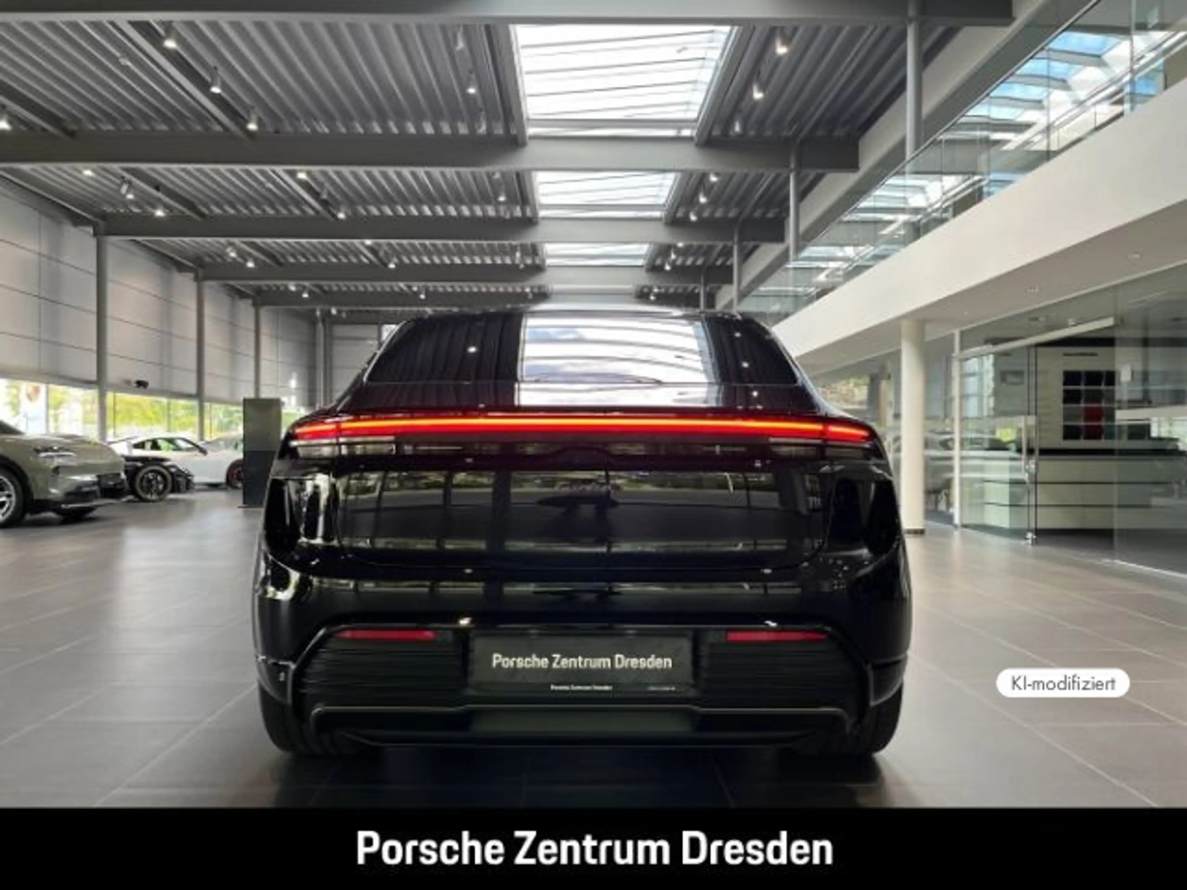 Porsche Macan Turbo — photo 7