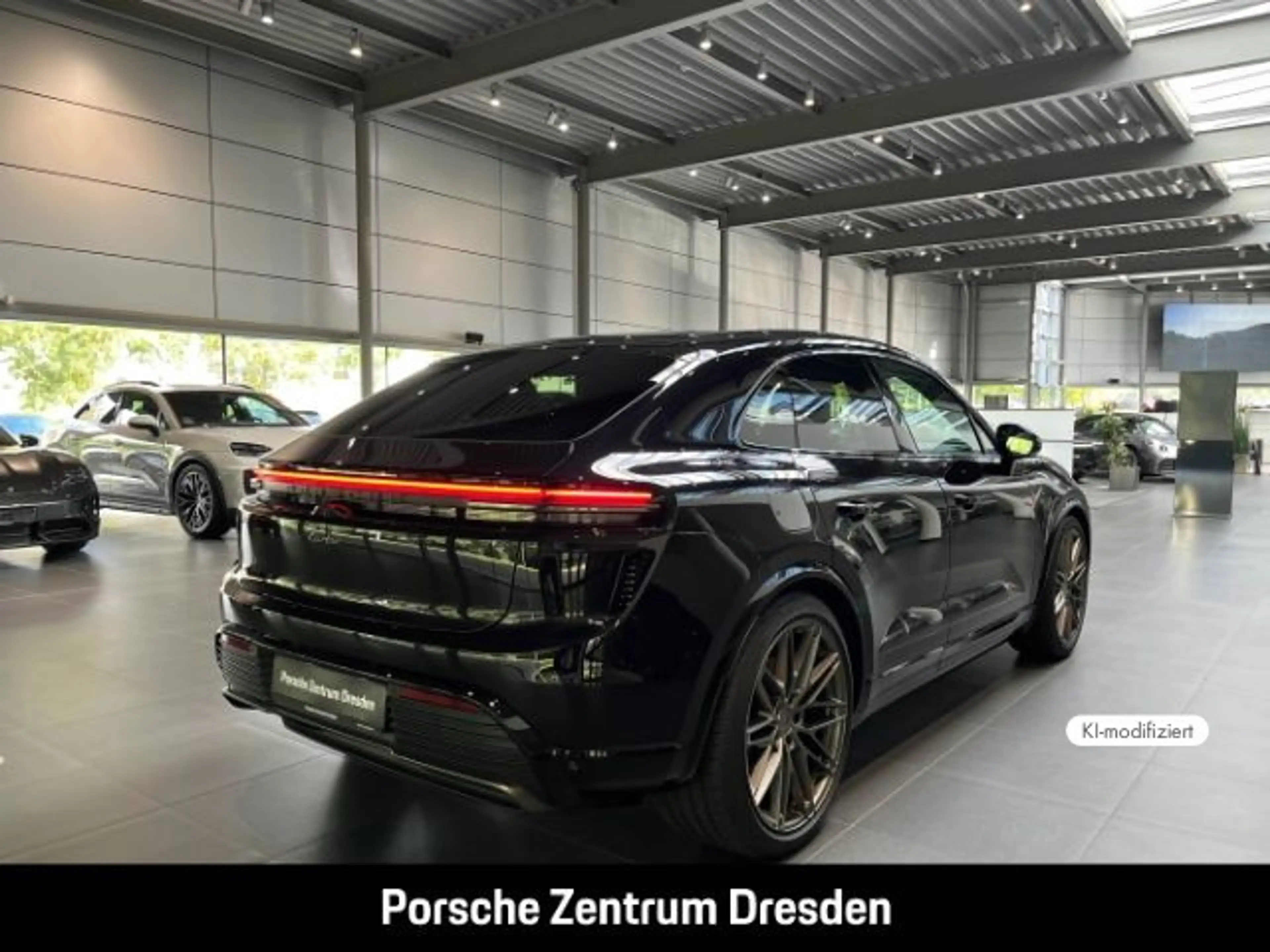 Porsche Macan Turbo — photo 9