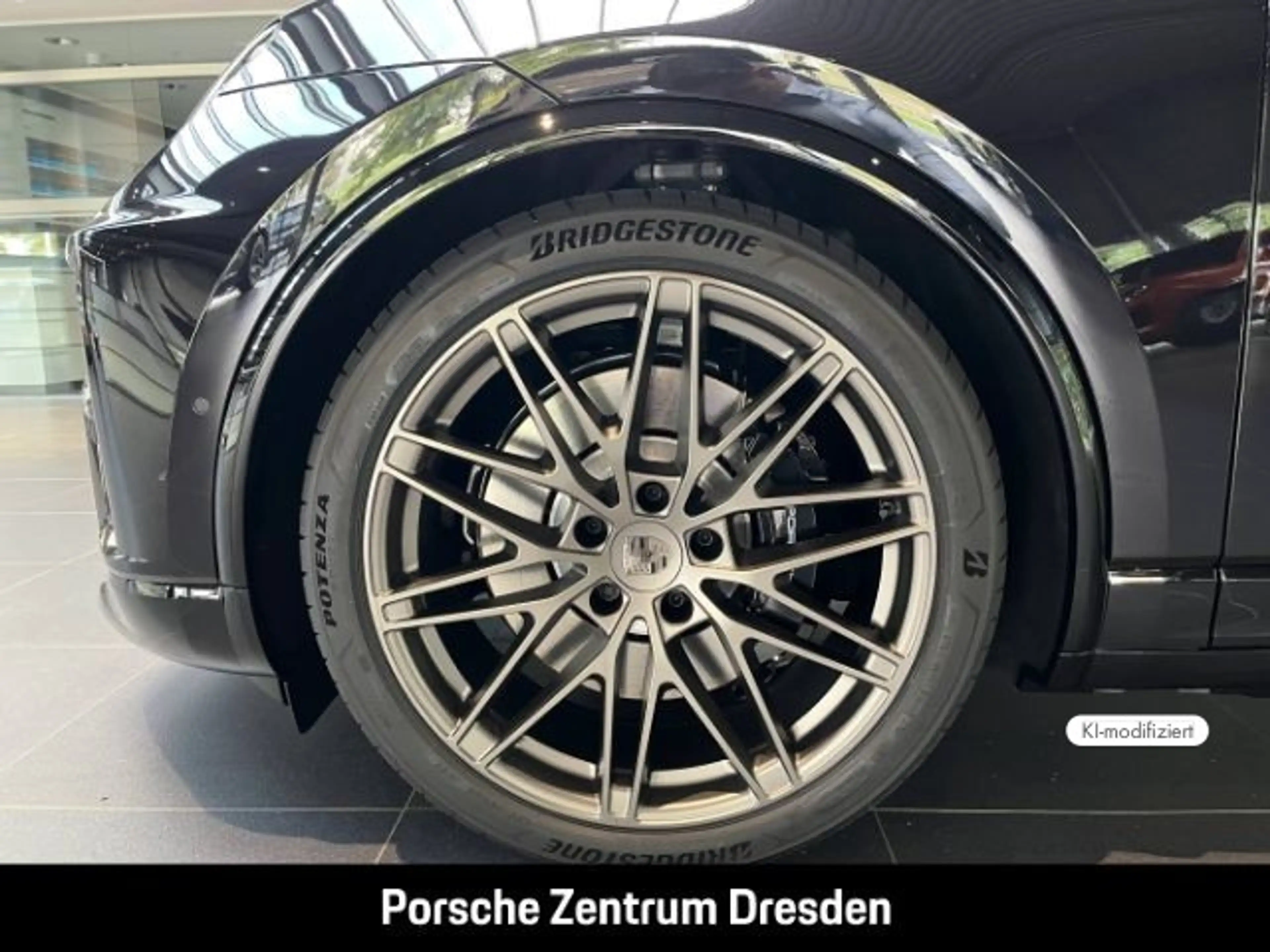 Porsche Macan Turbo — photo 8