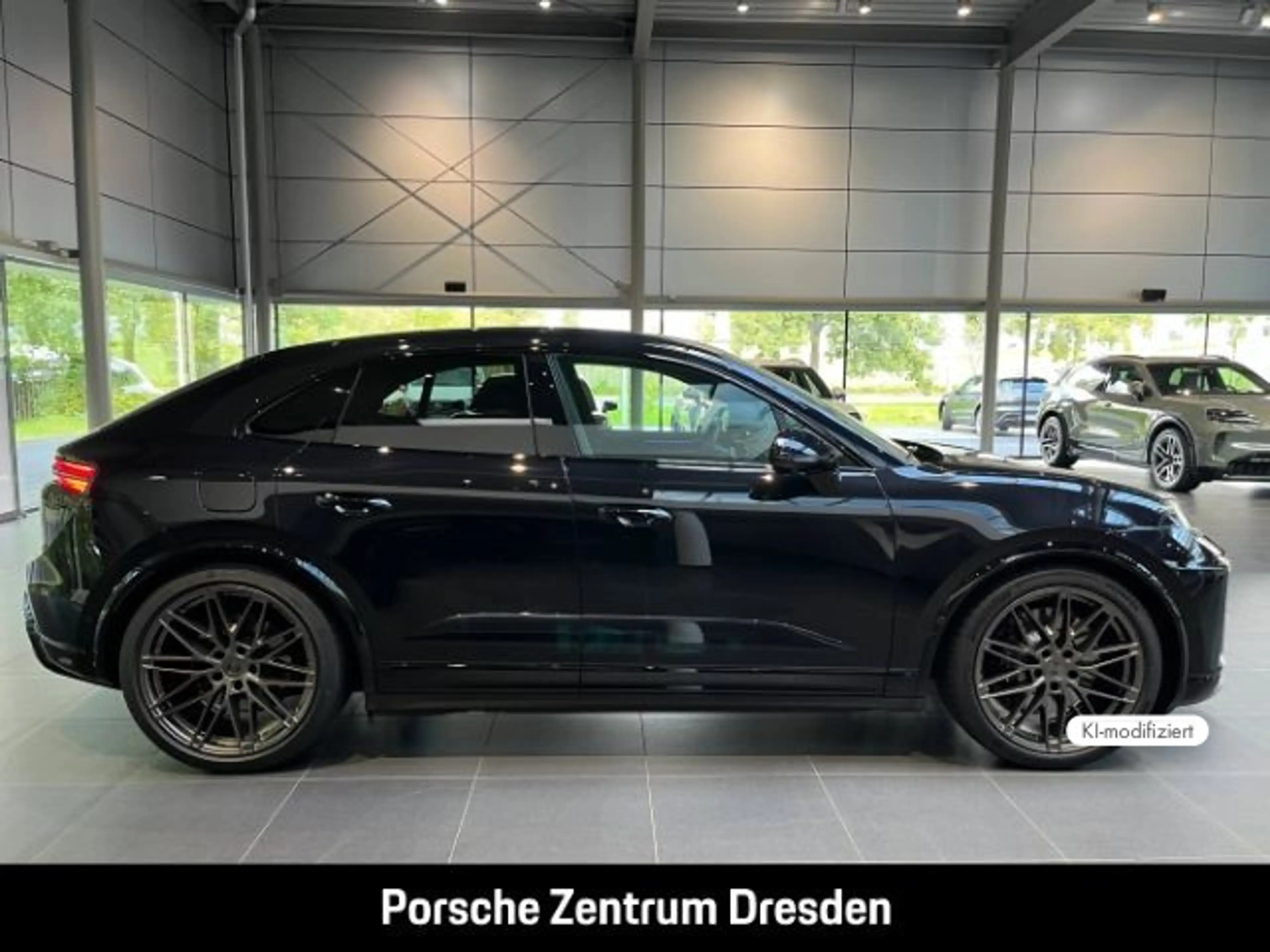 Porsche Macan Turbo — photo 10