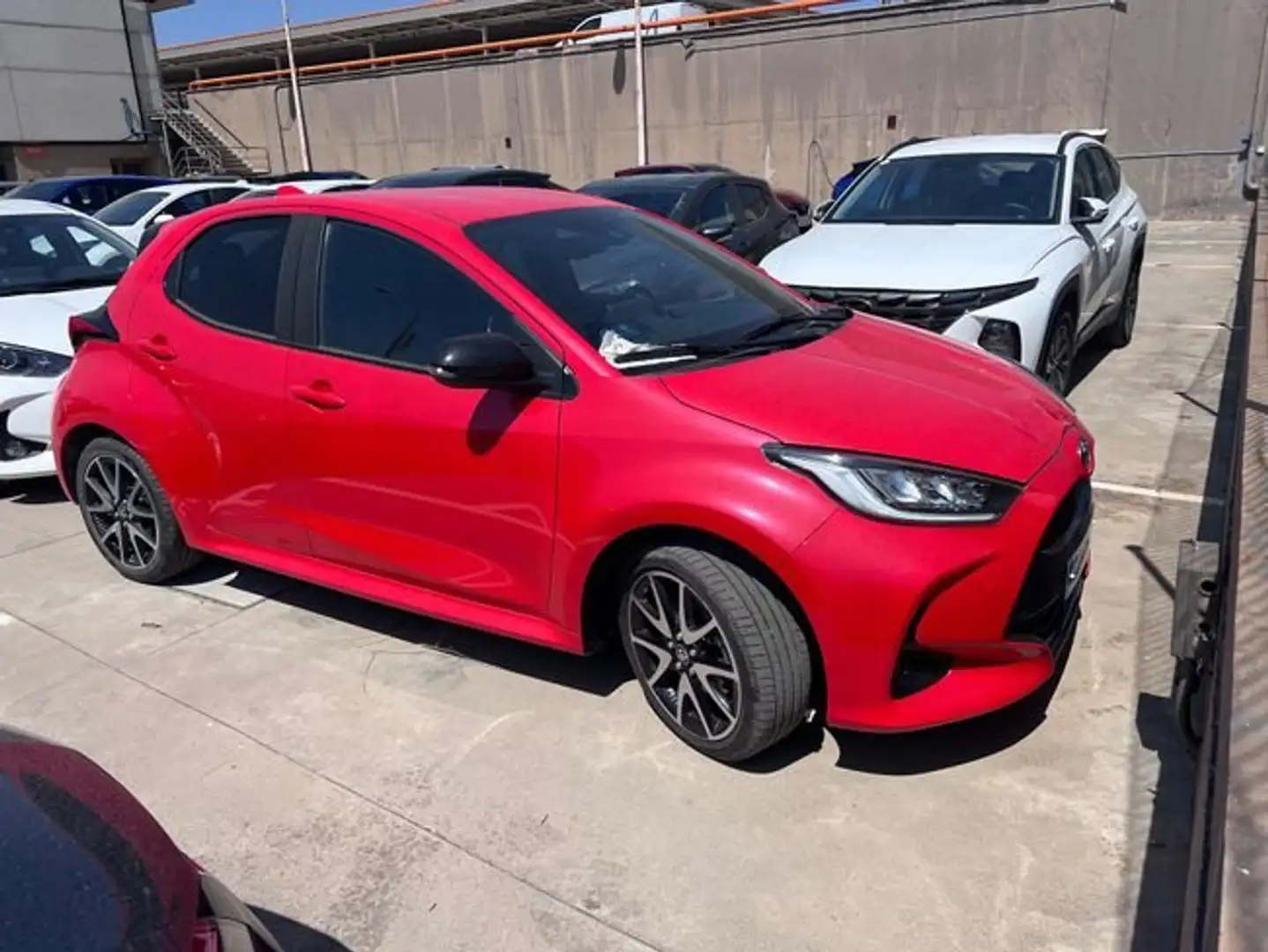 Toyota Yaris 120H 1.5 Style Rojo - 2