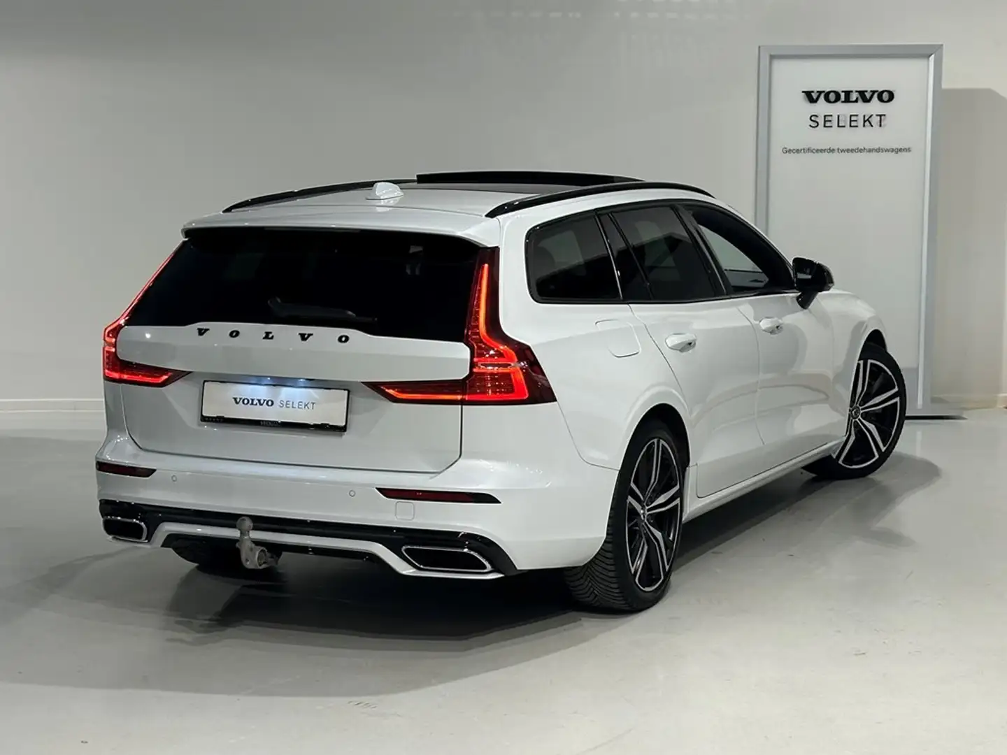 Volvo V60 T6 Recharge R Design + PANO DAK/TREKHAAK Blanc - 2
