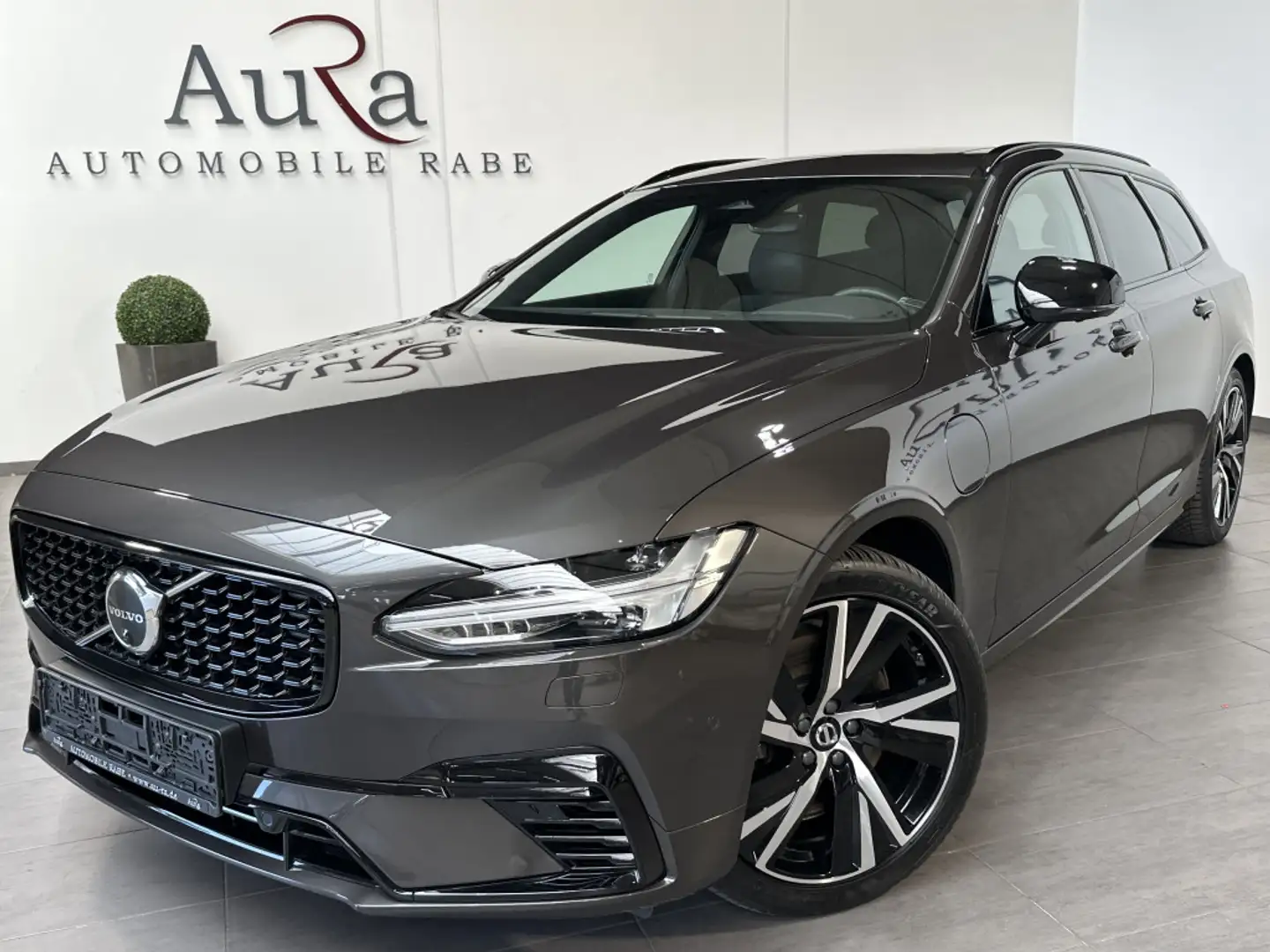 Volvo V90 T6 AWD Dark Plus NAV+LED+AHK+ACC+360°+PANORAMA Grau - 1