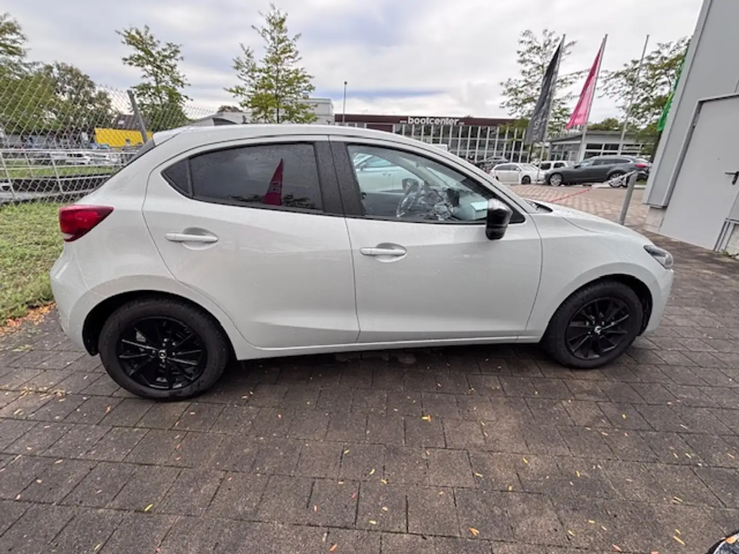 Mazda 2 1.5L e-SKYACTIV G 90ps Weiß - 1