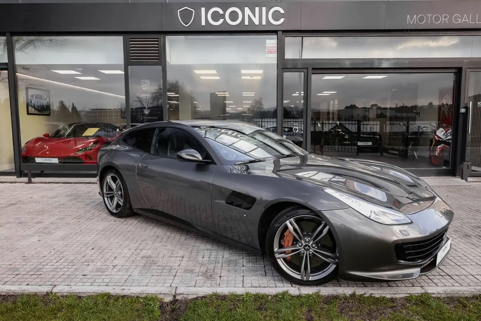 Ferrari GTC4 Lusso V12 Grau - 1