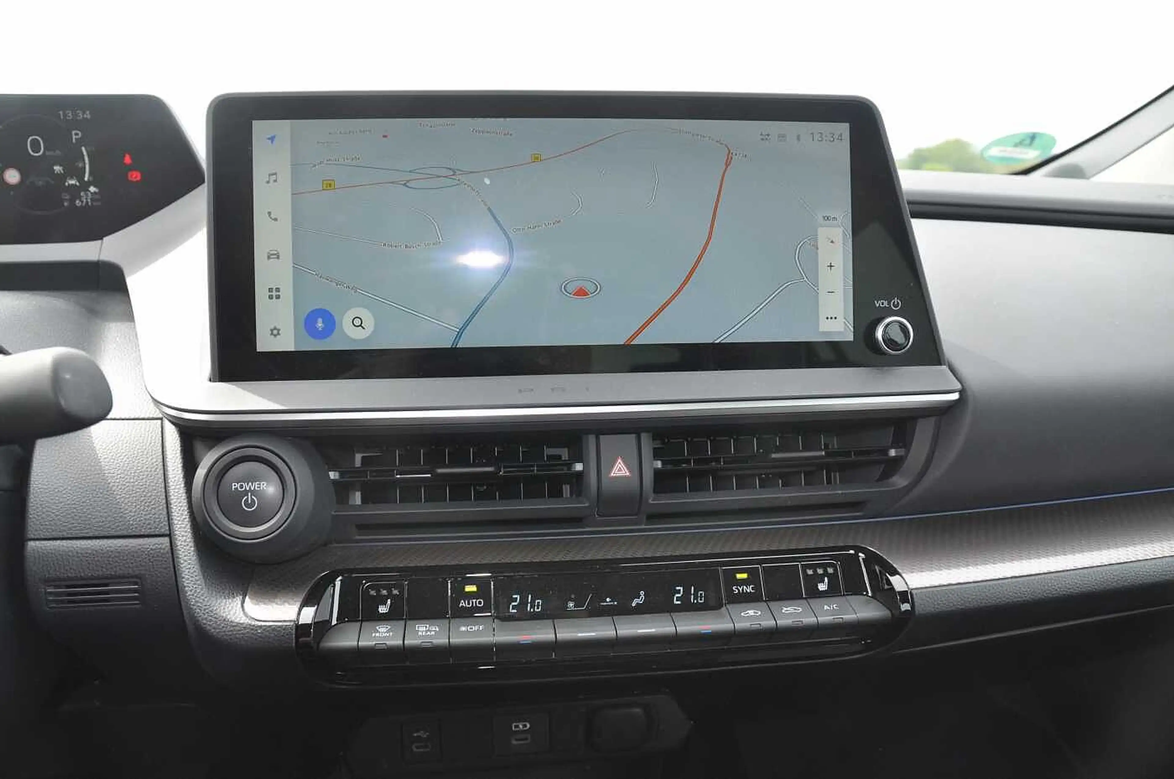 Toyota Prius Plug-In Hybrid Executive — photo 11