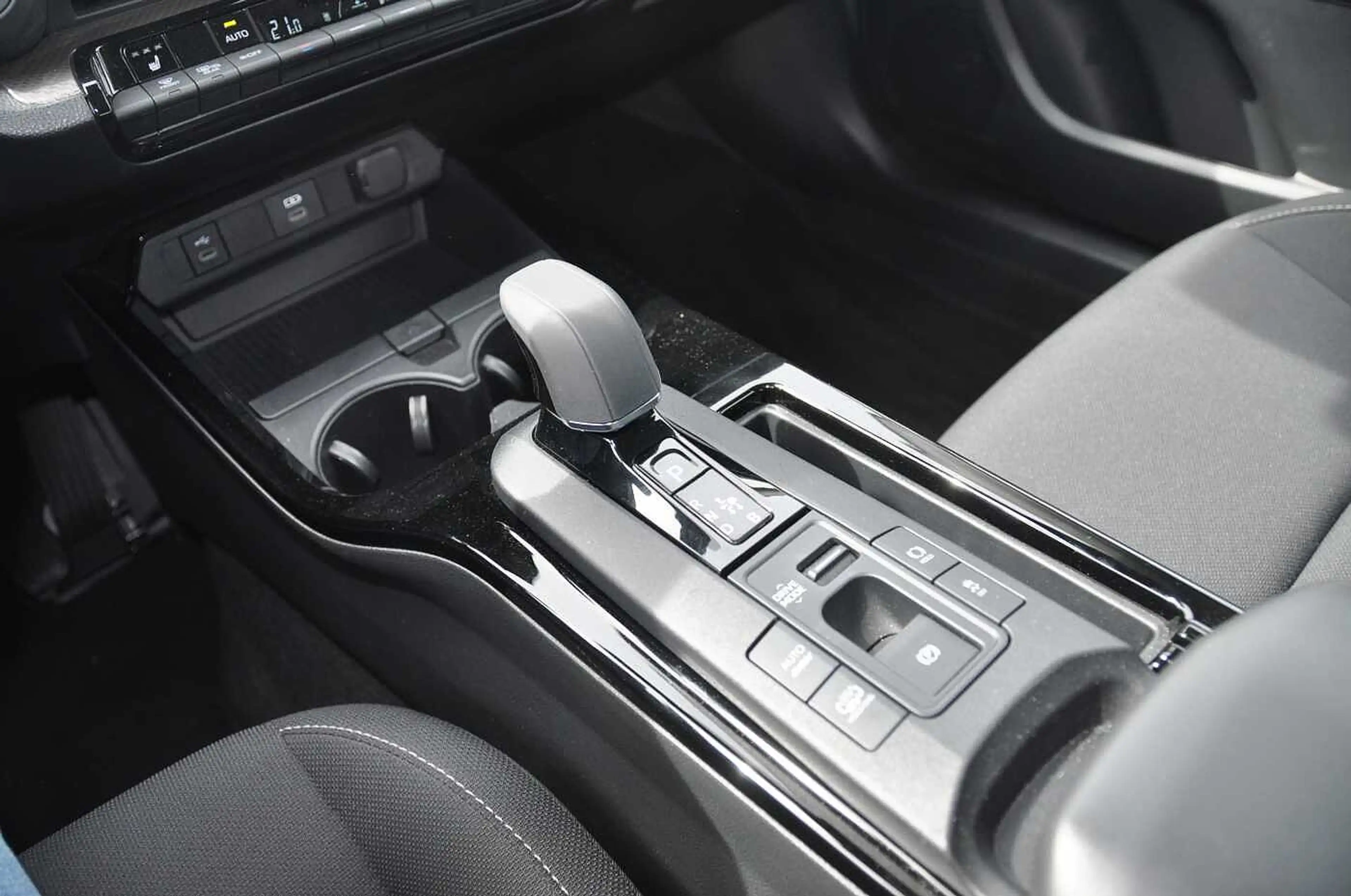 Toyota Prius Plug-In Hybrid Executive — photo 12