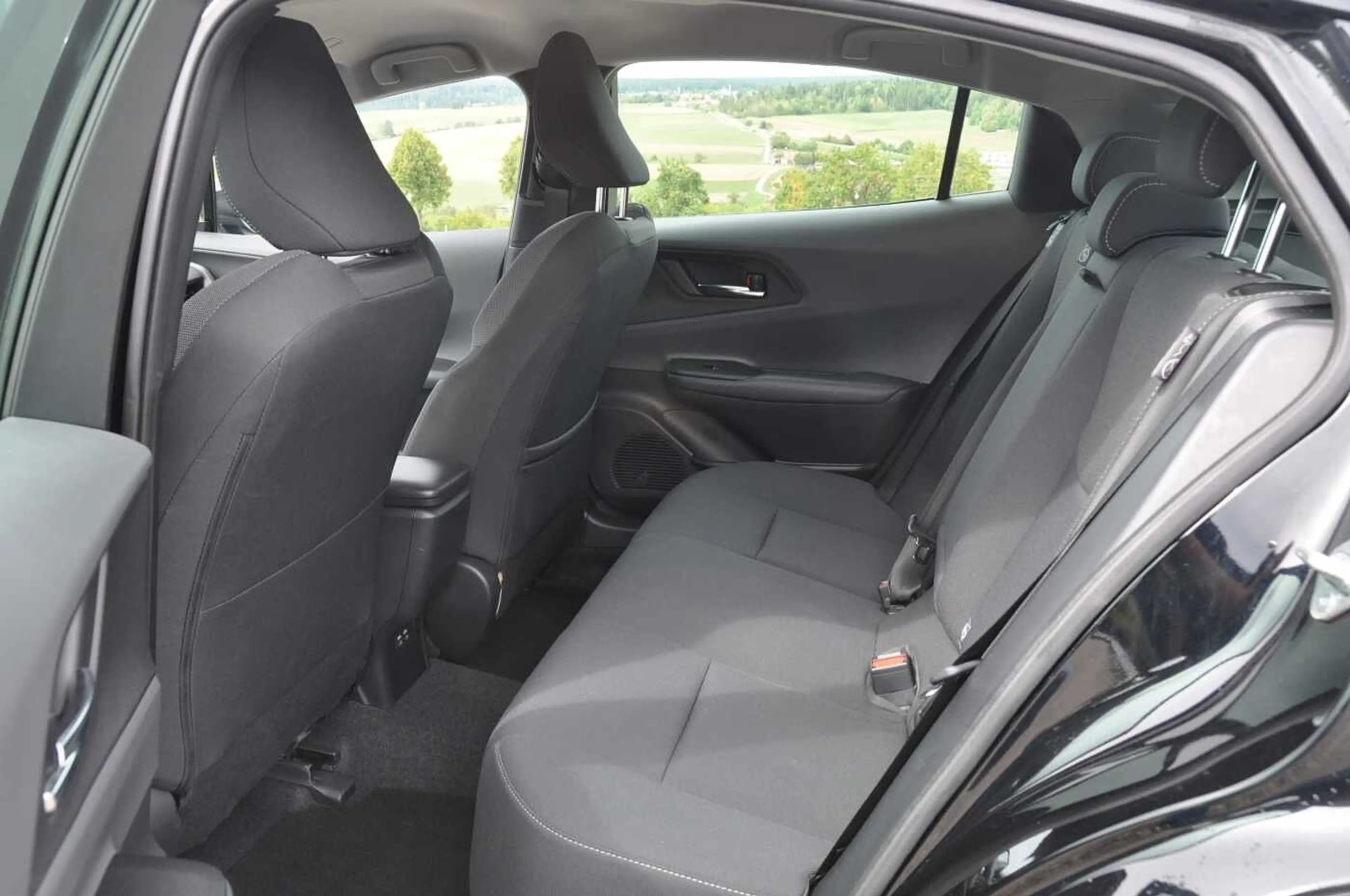 Toyota Prius Plug-In Hybrid Executive — photo 13