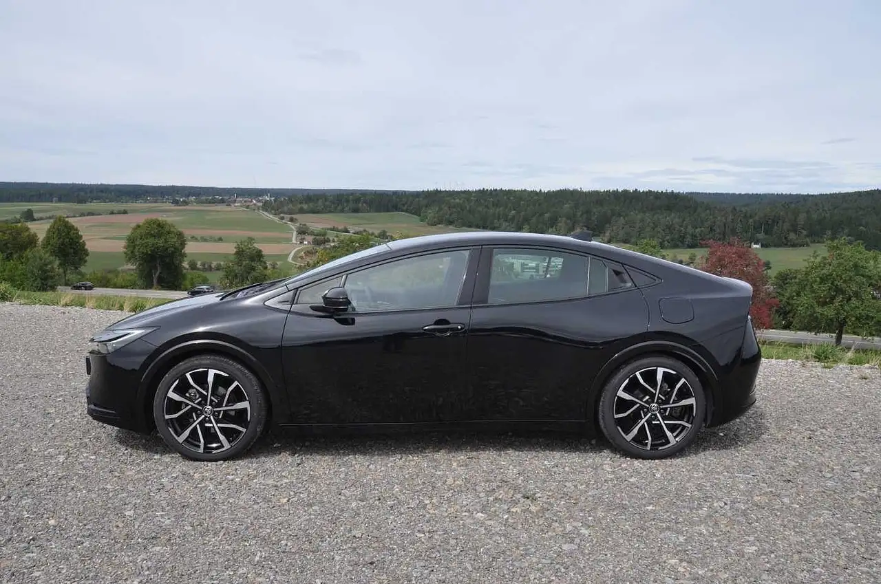 Toyota Prius Plug-In Hybrid Executive, миниатюра 2